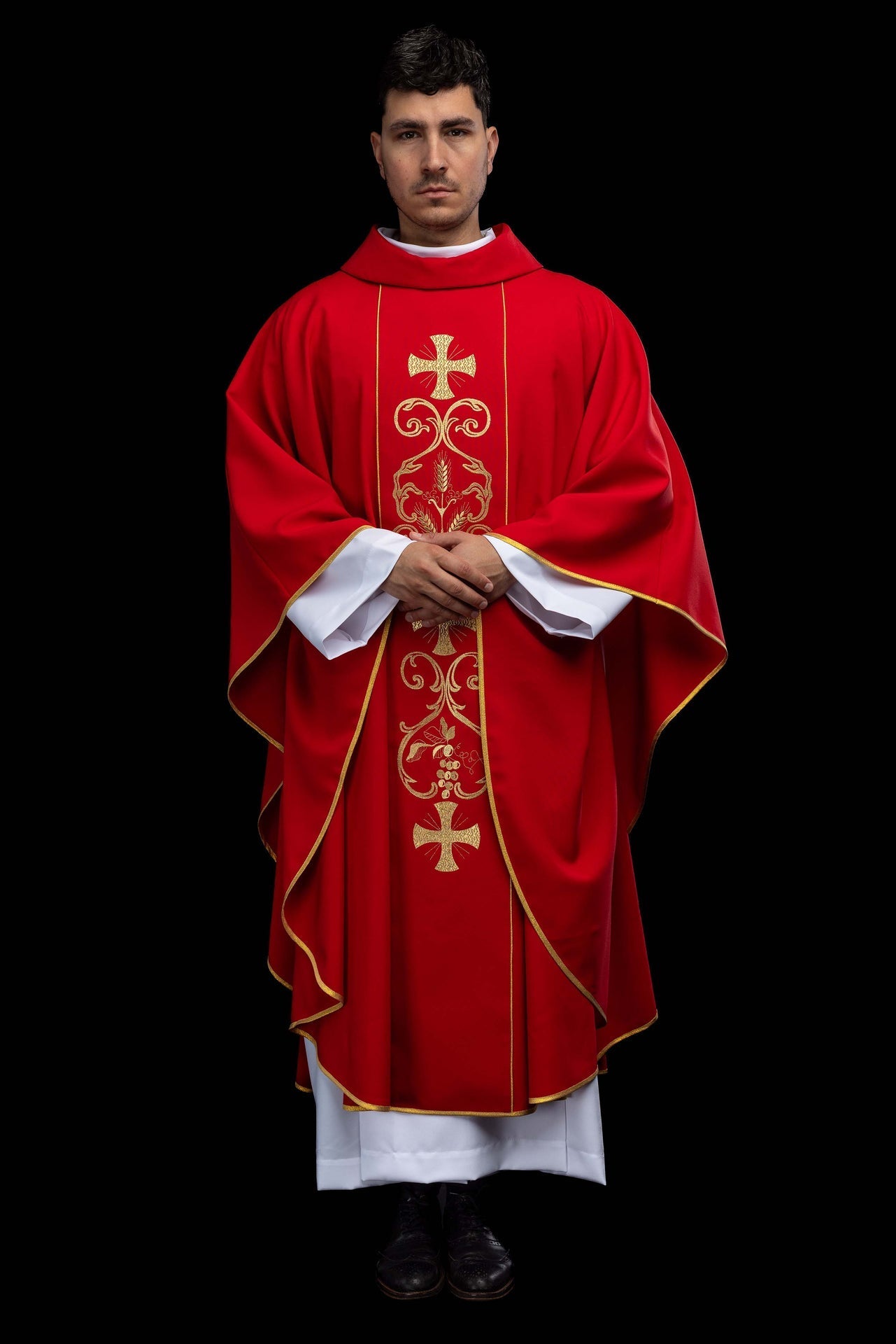 Casulla litúrgica roja adornada con una banda bordada KOR/148/02/01 CZERWONY - CASULLAS.ES