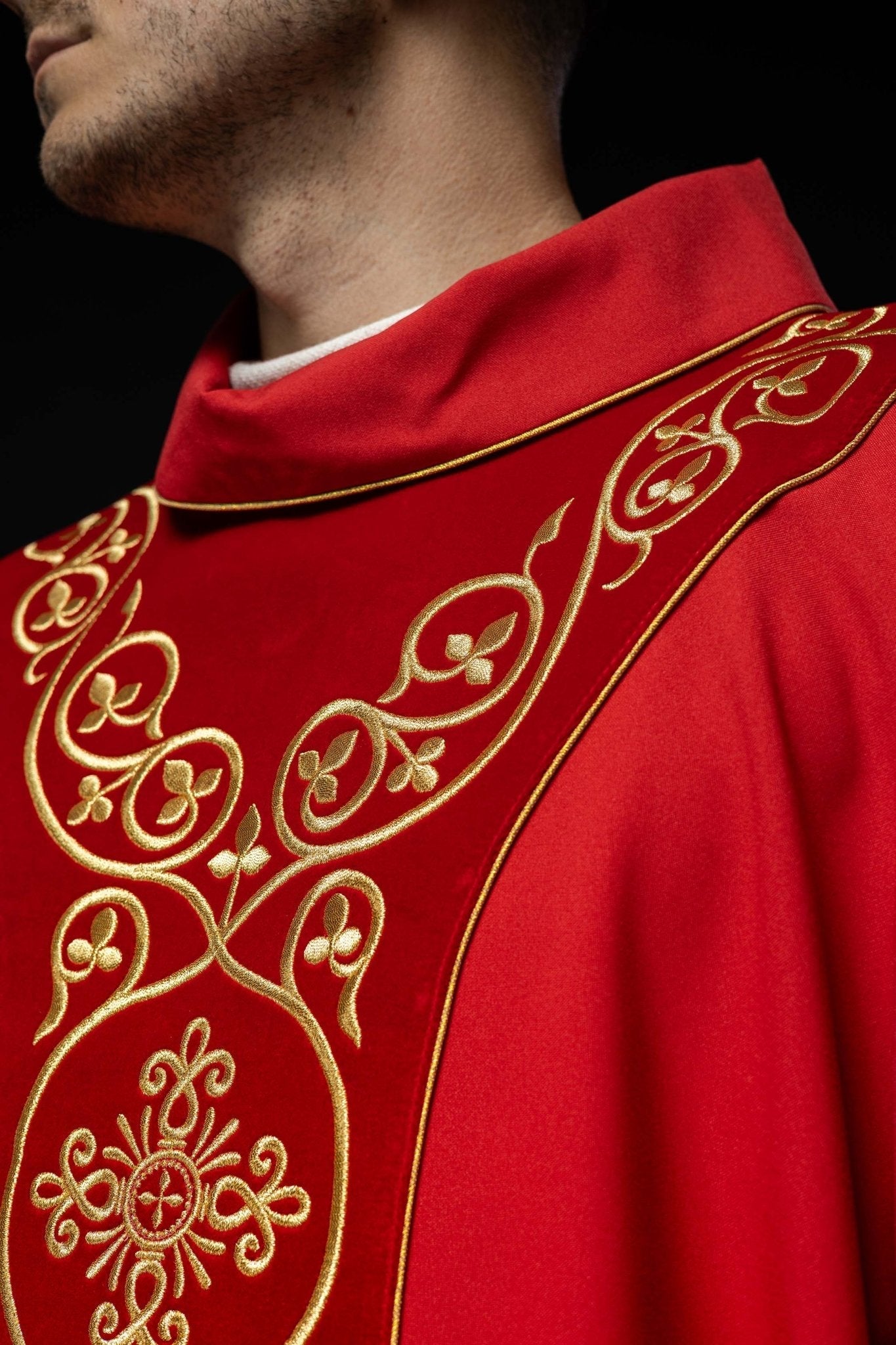 Casulla litúrgica roja con bordado en terciopelo KOR/169/02 - CASULLAS.ES