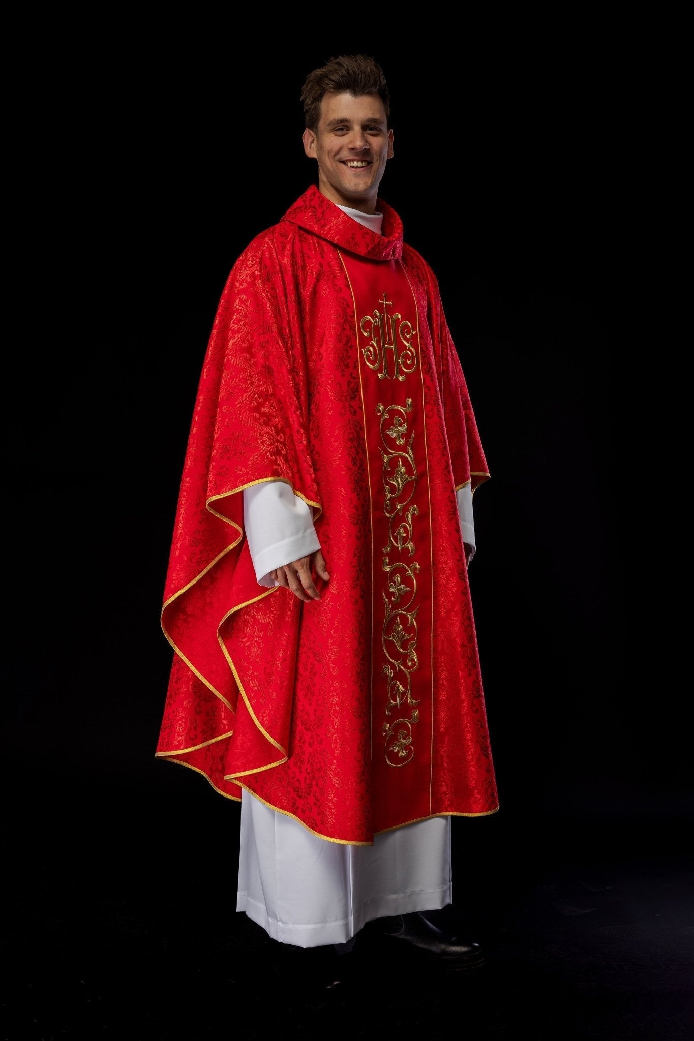 Casulla litúrgica roja con cinturón IHS ricamente decorado S - 7059 - 02 - 67 - CASULLAS.ES