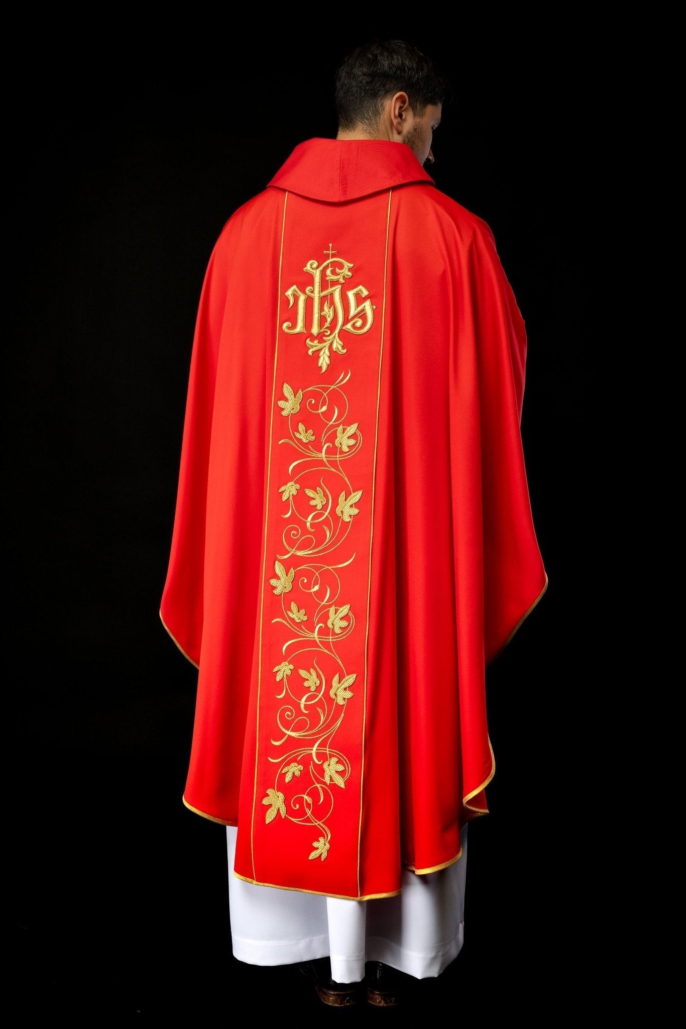 Casulla litúrgica roja con cinturón ricamente decorado con motivos florales e IHS S - 7051 - 02 - 53 - CASULLAS.ES