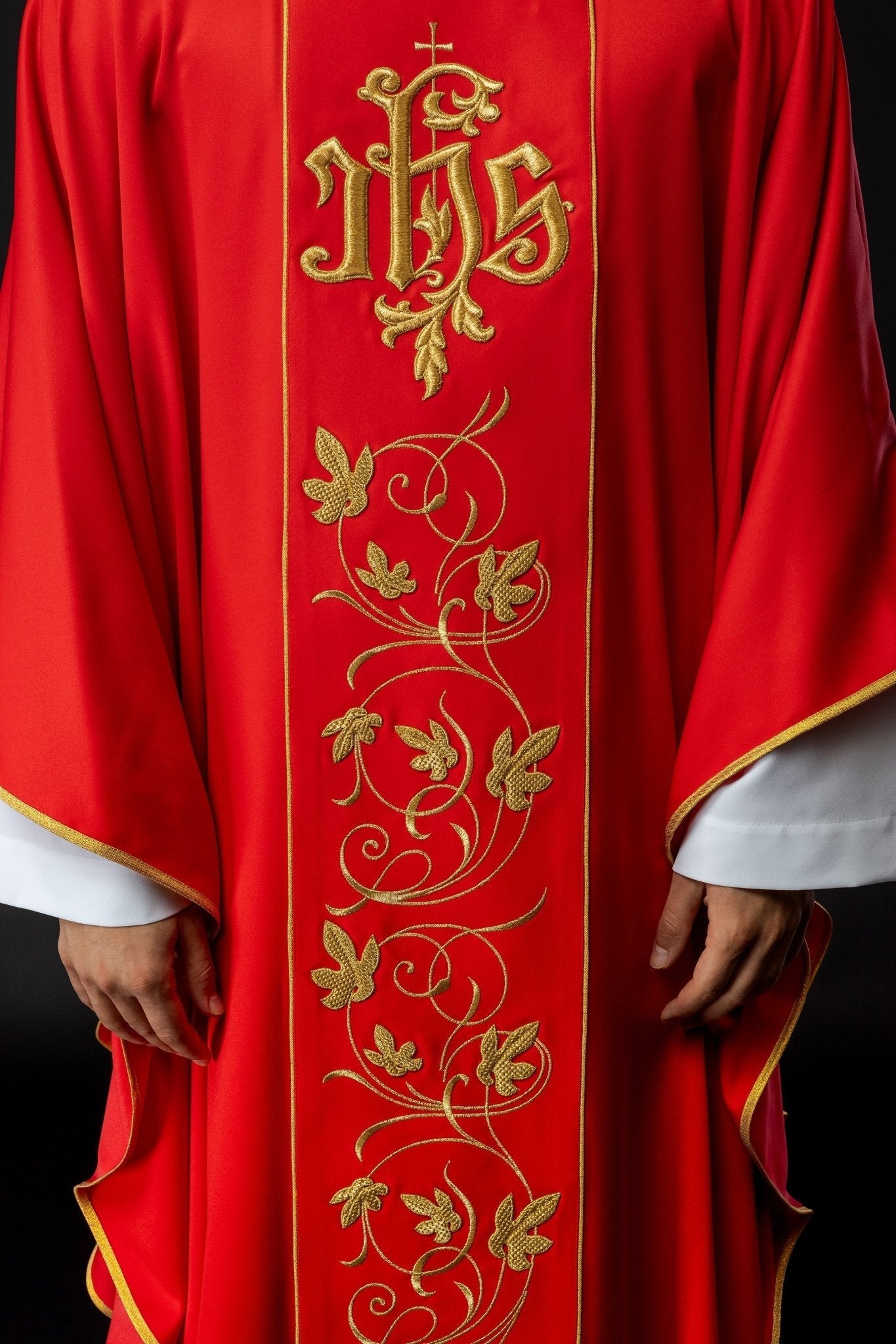 Casulla litúrgica roja con cinturón ricamente decorado con motivos florales e IHS S - 7051 - 02 - 53 - CASULLAS.ES