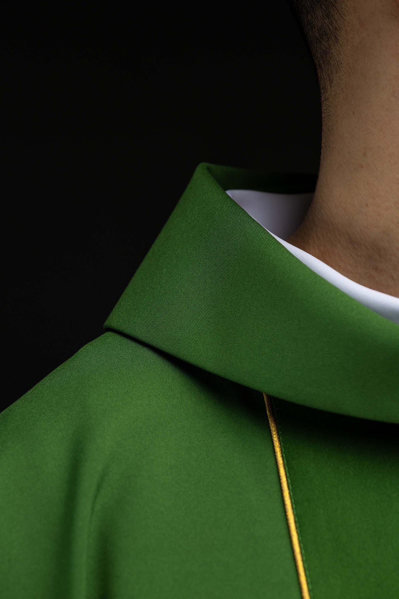 Casulla litúrgica verde adornada con una banda bordada KOR/148/01/01 ZIELONY - CASULLAS.ES