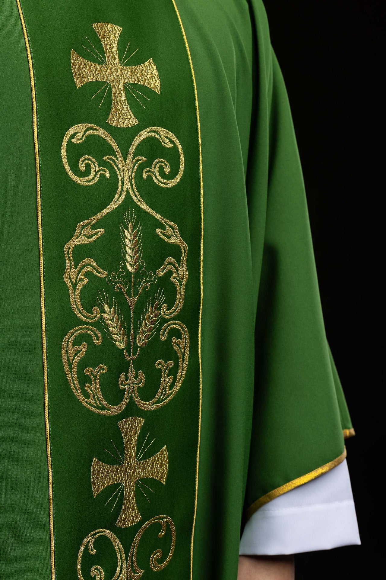 Casulla litúrgica verde adornada con una banda bordada KOR/148/01/01 ZIELONY - CASULLAS.ES