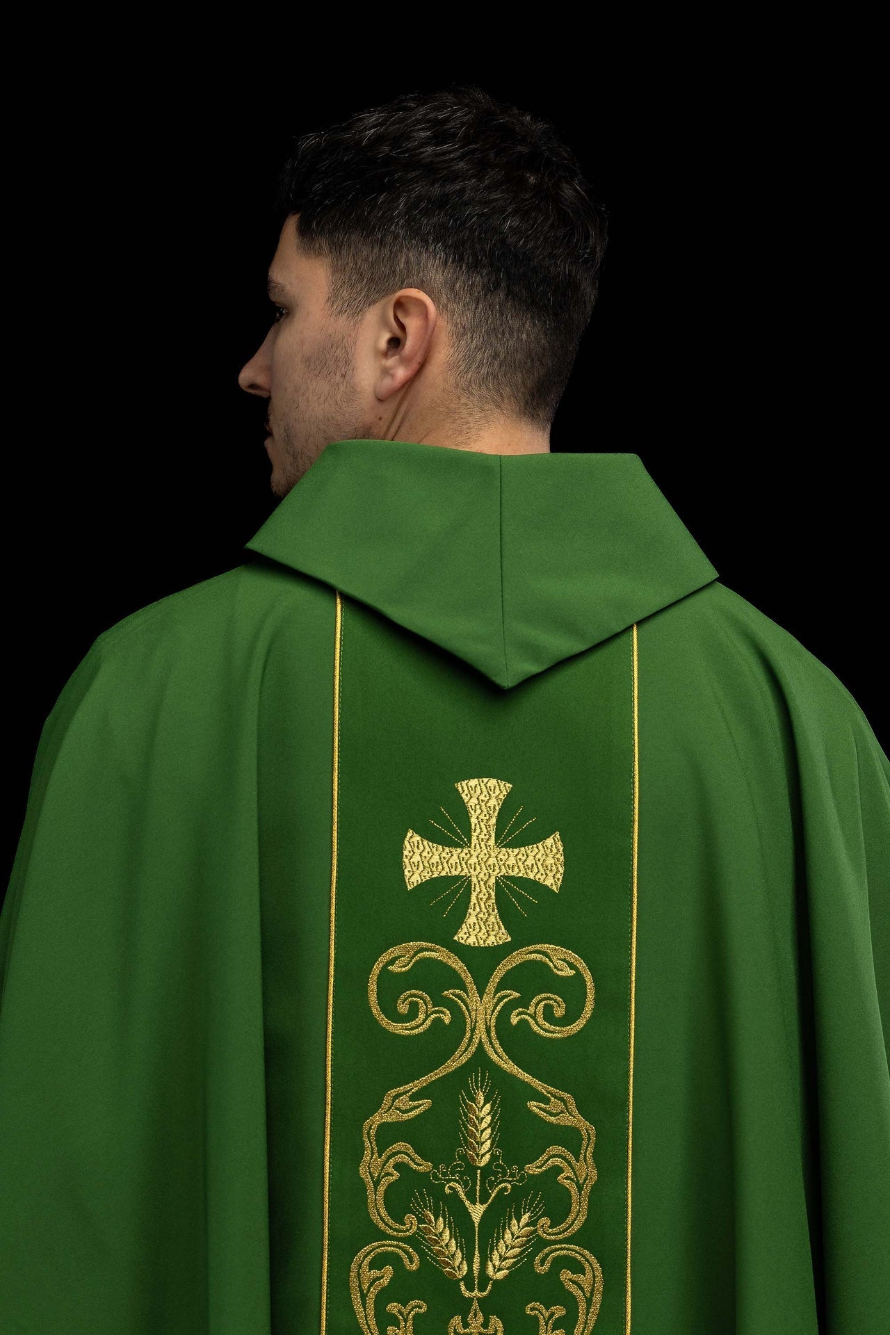 Casulla litúrgica verde adornada con una banda bordada KOR/148/01/01 ZIELONY - CASULLAS.ES