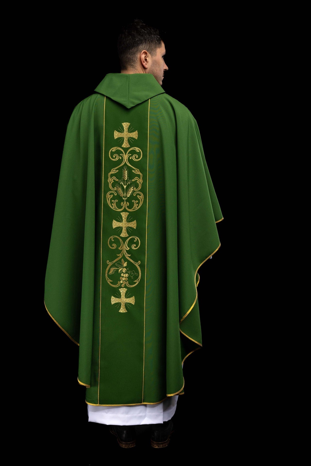 Casulla litúrgica verde adornada con una banda bordada KOR/148/01/01 ZIELONY - CASULLAS.ES