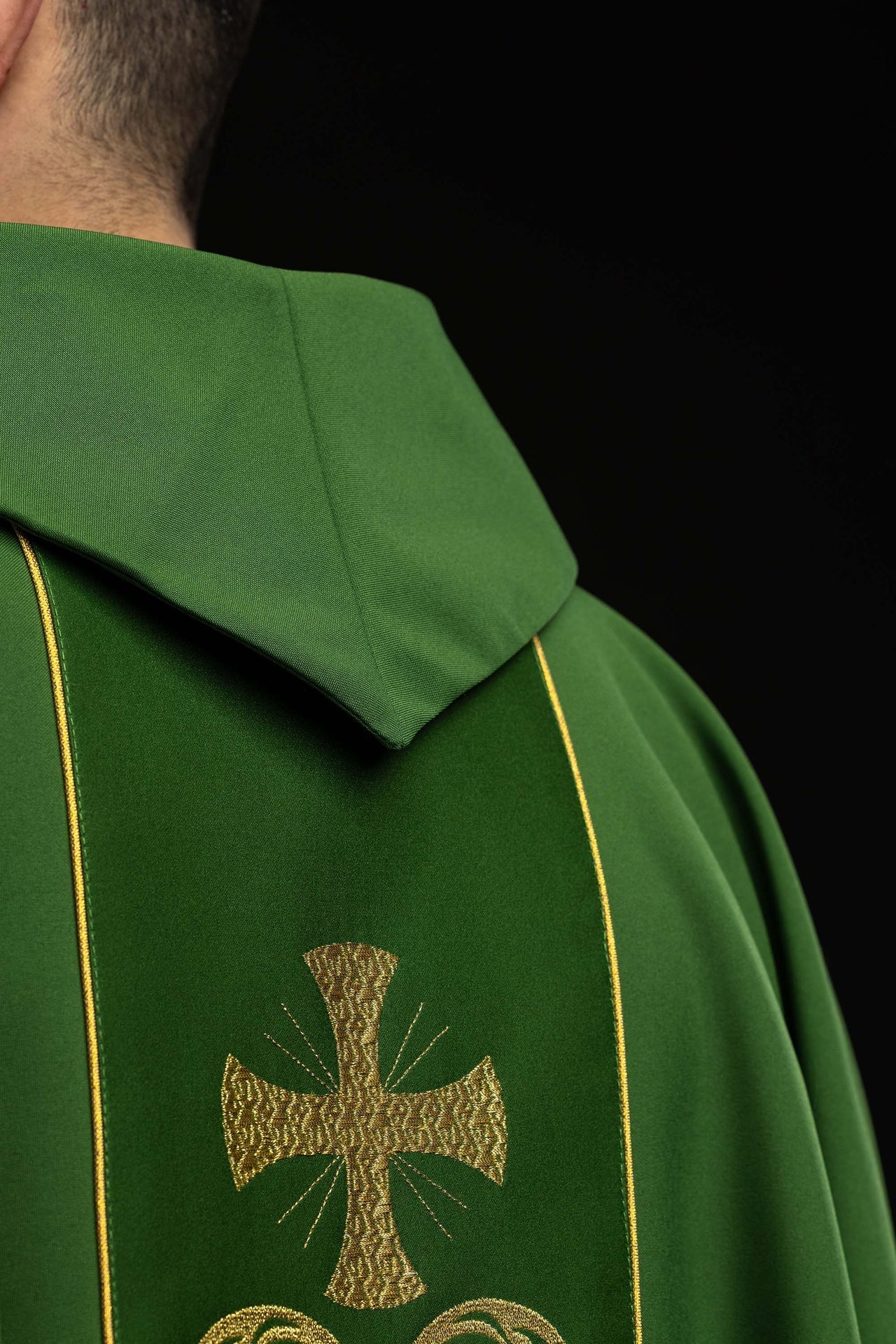 Casulla litúrgica verde adornada con una banda bordada KOR/148/01/01 ZIELONY - CASULLAS.ES