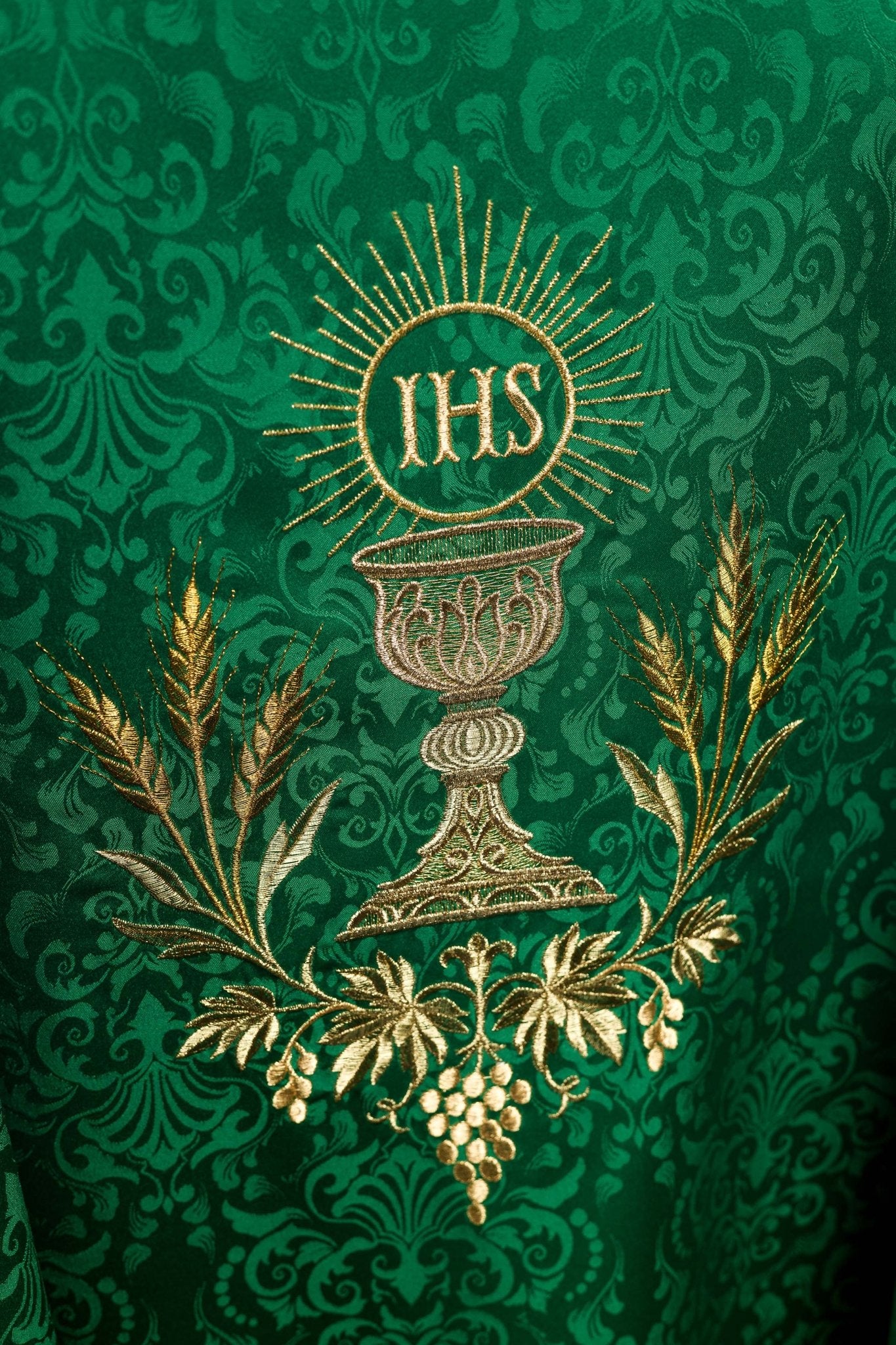 Casulla litúrgica verde con bordado de cáliz y hostia en tejido jacquard KOA/002/01/98 - CASULLAS.ES