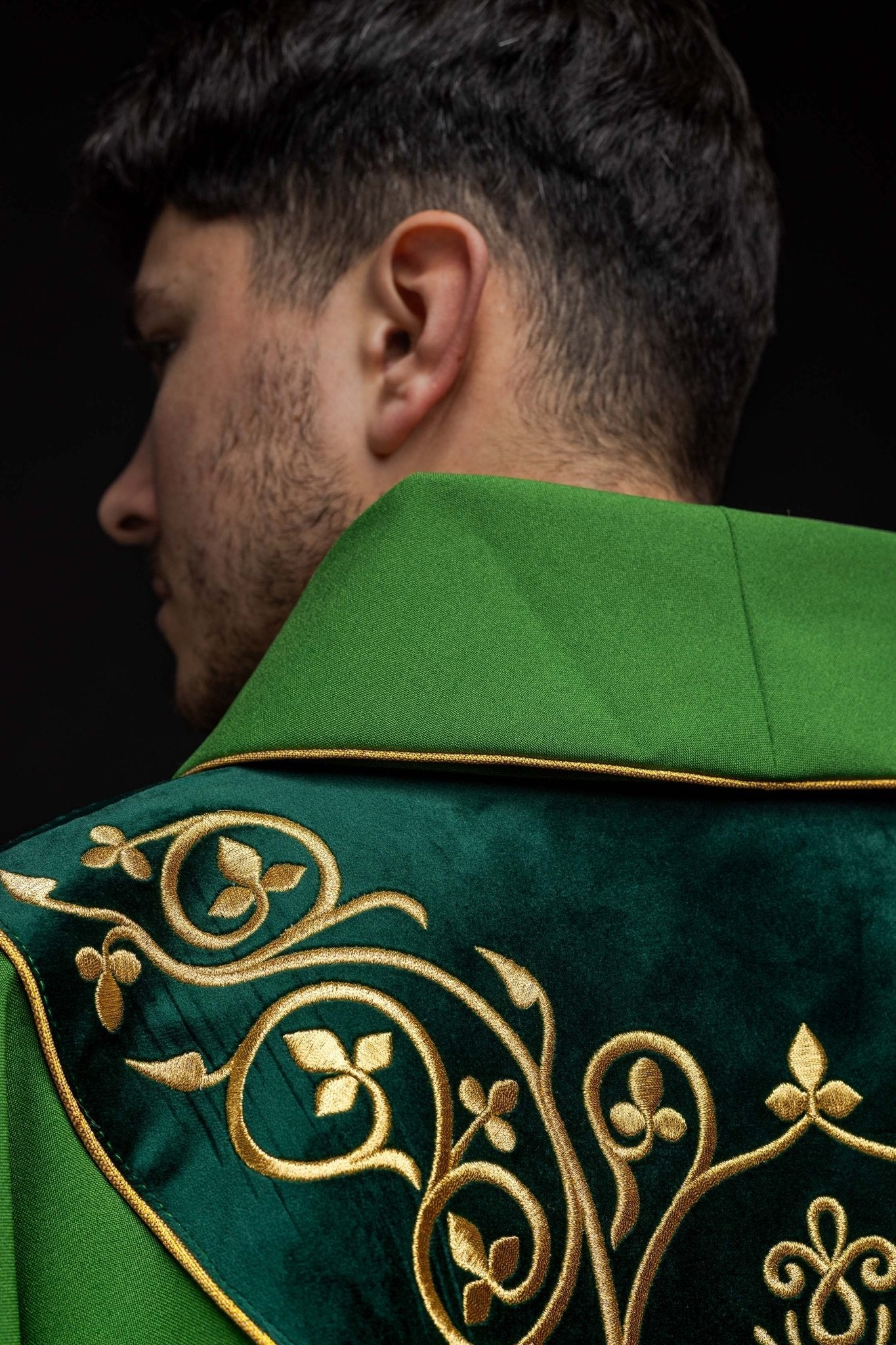 Casulla litúrgica verde con bordado en terciopelo KOR/169/01 - CASULLAS.ES