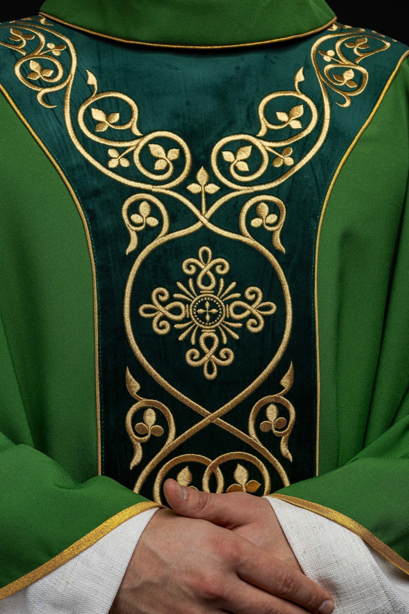 Casulla litúrgica verde con bordado en terciopelo KOR/169/01 - CASULLAS.ES