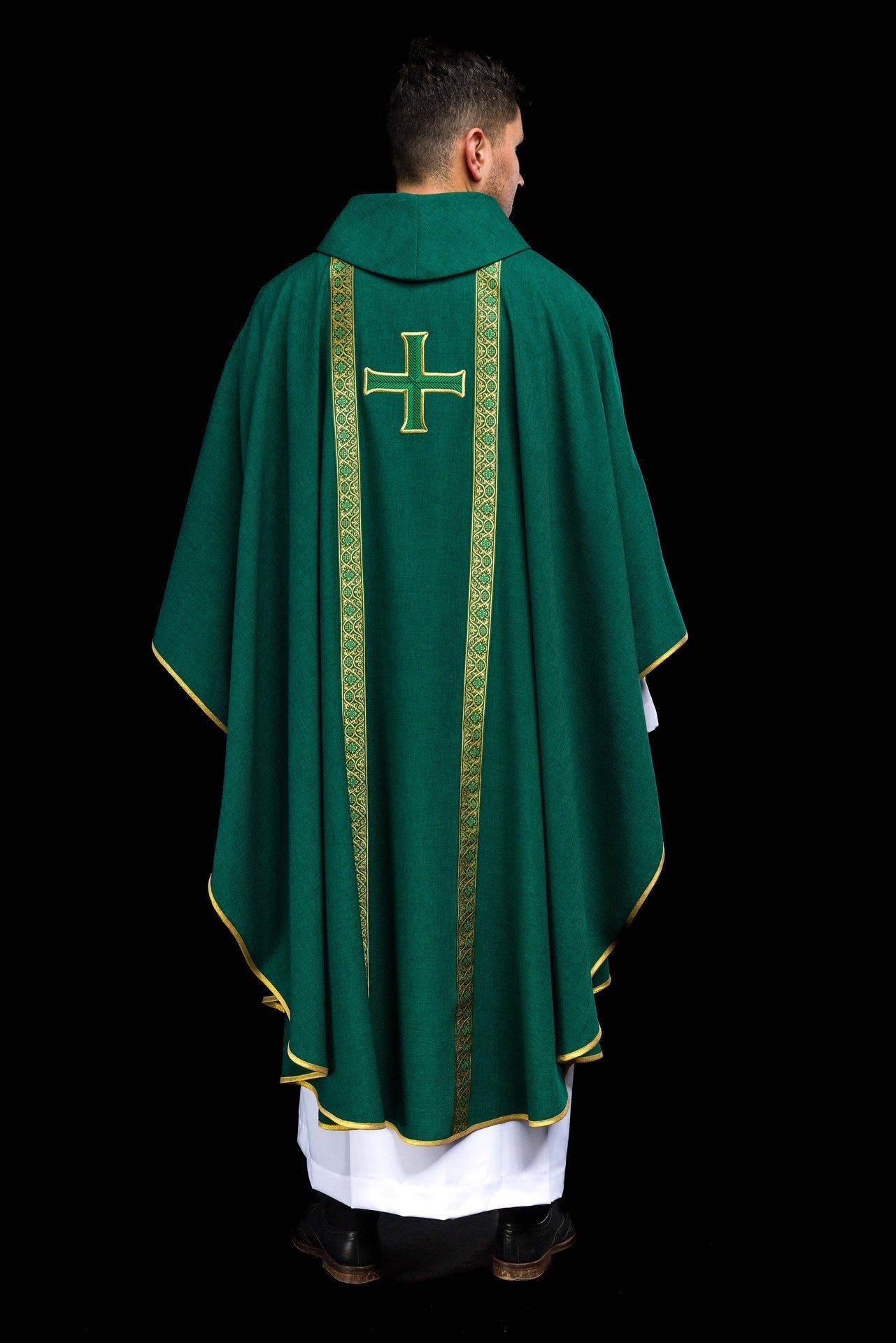 Casulla litúrgica verde con cruz bordada y bandas de jacquard KOR/975/01/70 - CASULLAS.ES