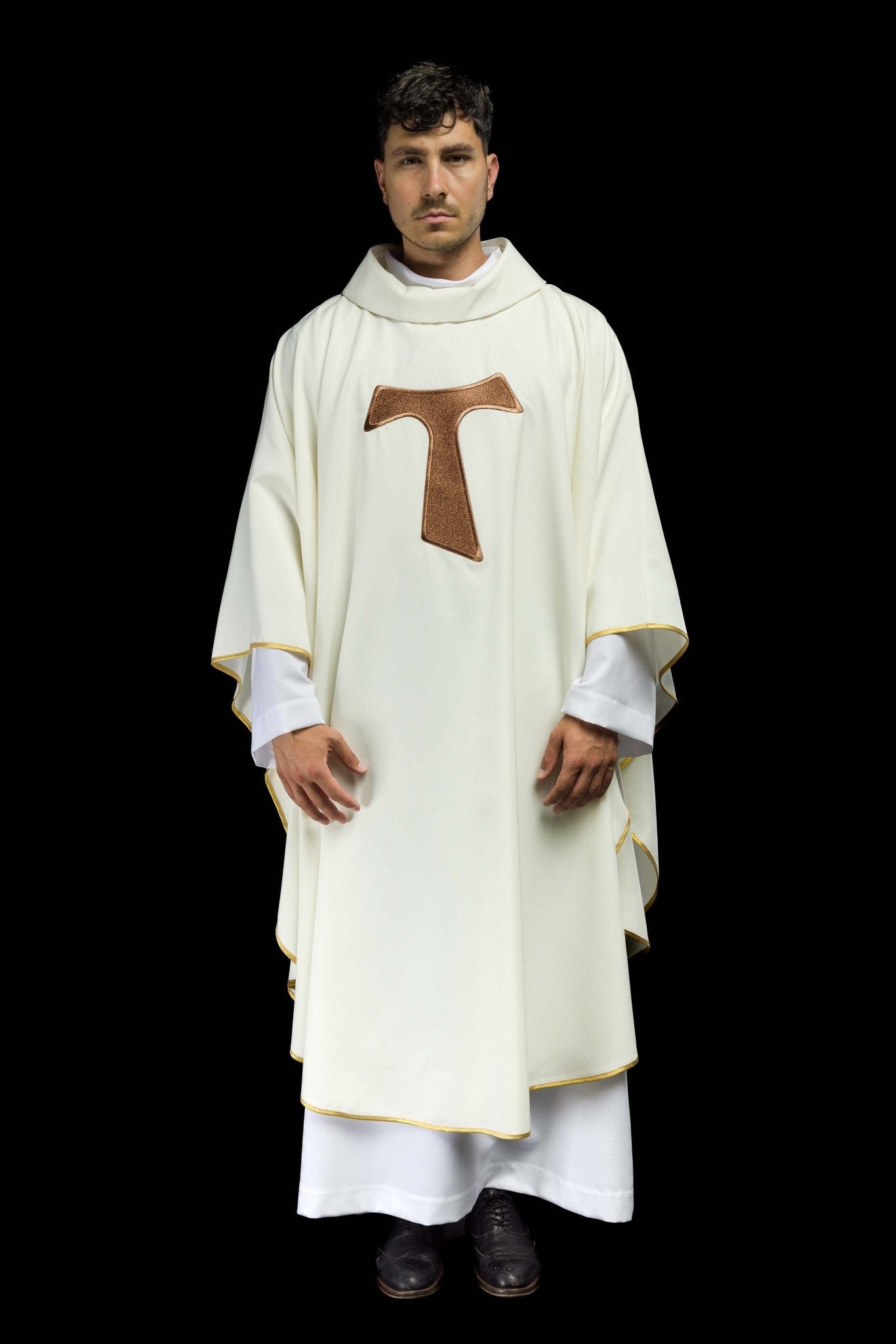 Casulla marfil con bordado Cruz Franciscana TAU, cuello redondo KOR/180/05/01 ECRU - CASULLAS.ES