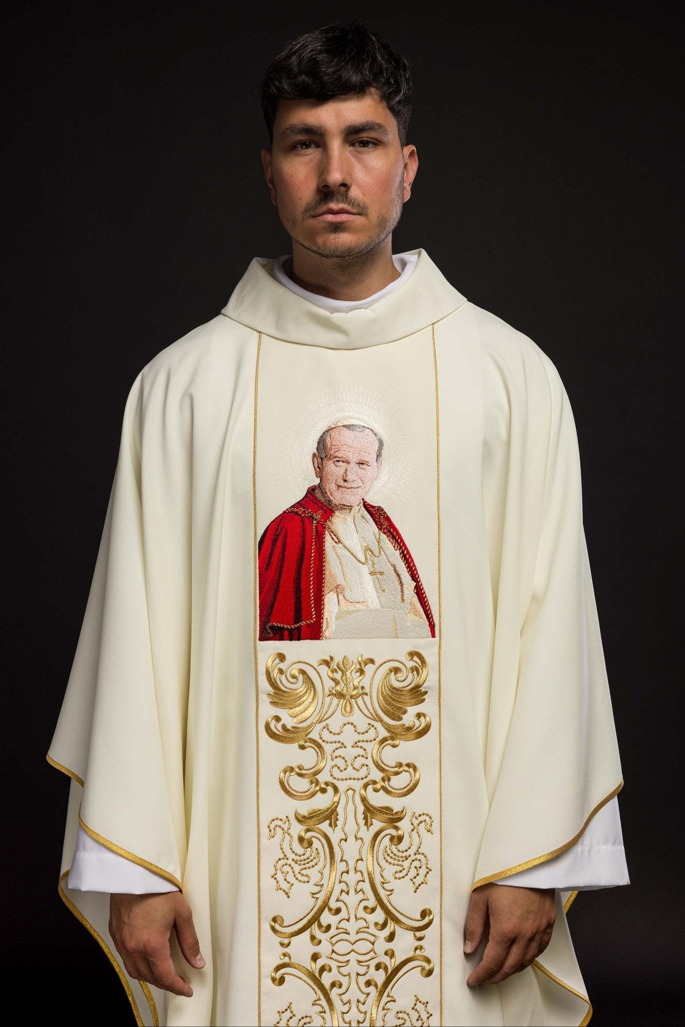 Casulla marfil con bordado del Papa Juan Pablo II KOR/096/05/01 ECRU - CASULLAS.ES