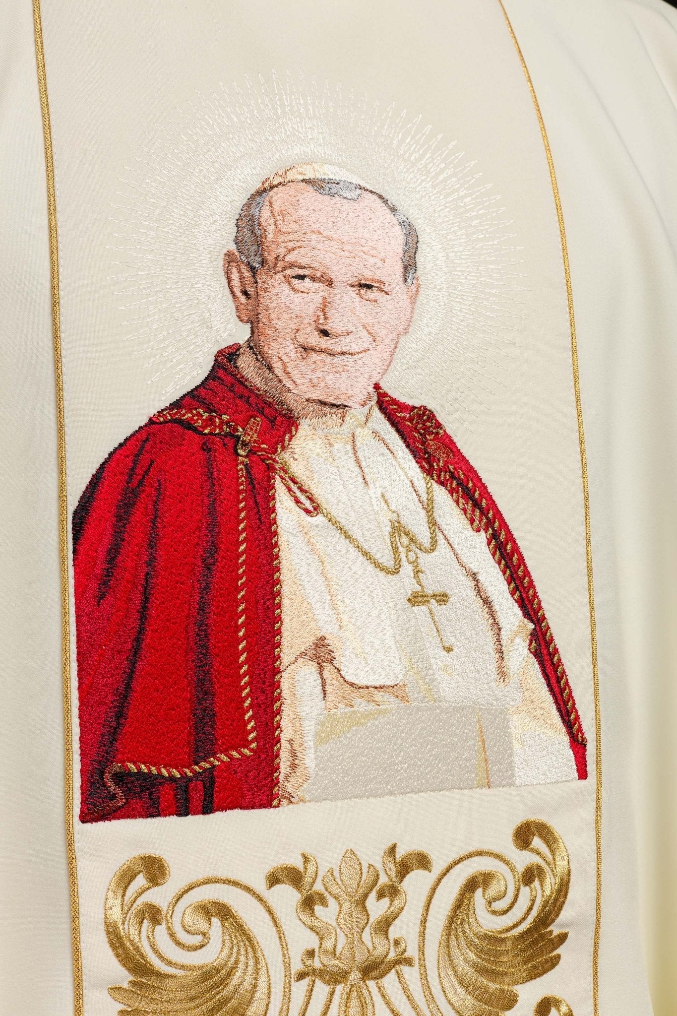 Casulla marfil con bordado del Papa Juan Pablo II KOR/096/05/01 ECRU - CASULLAS.ES