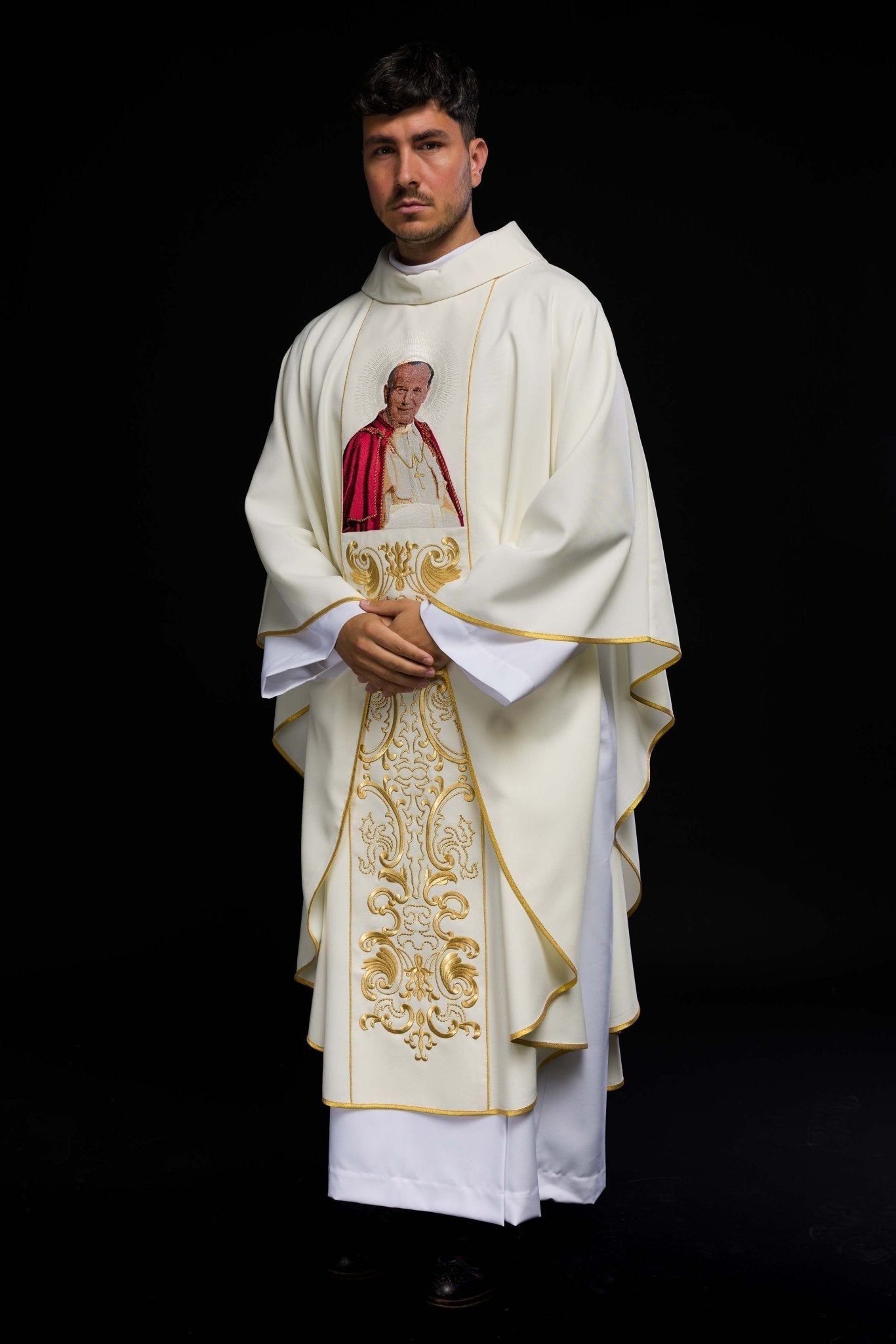 Casulla marfil con bordado del Papa Juan Pablo II KOR/096/05/01 ECRU - CASULLAS.ES