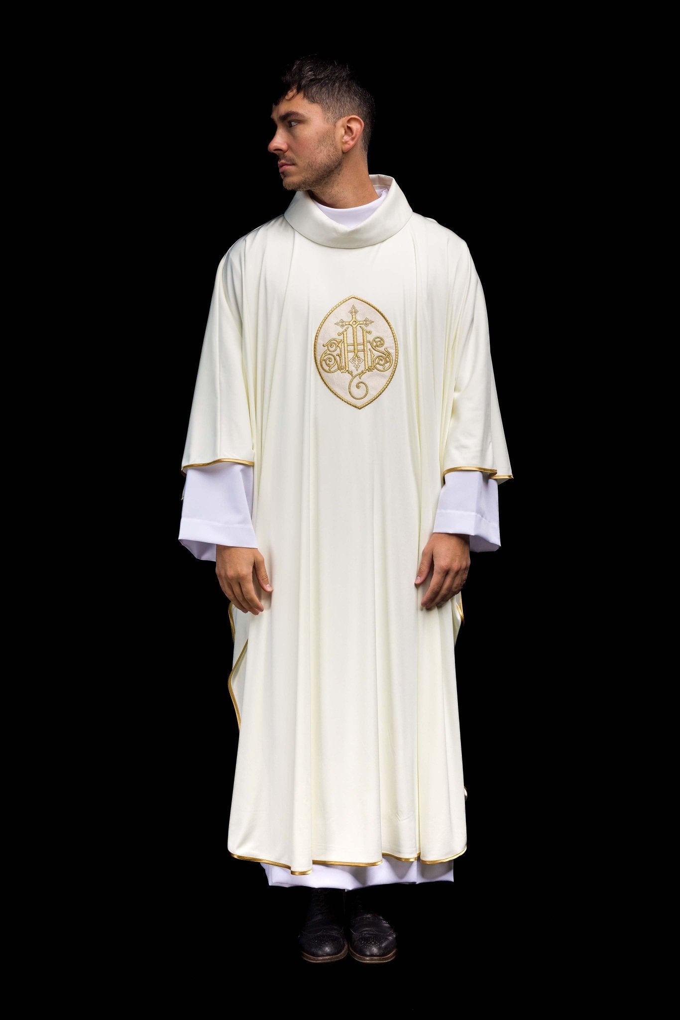 Casulla marfil con bordado IHS; tejido de punto KOR/388/05/78 - CASULLAS.ES