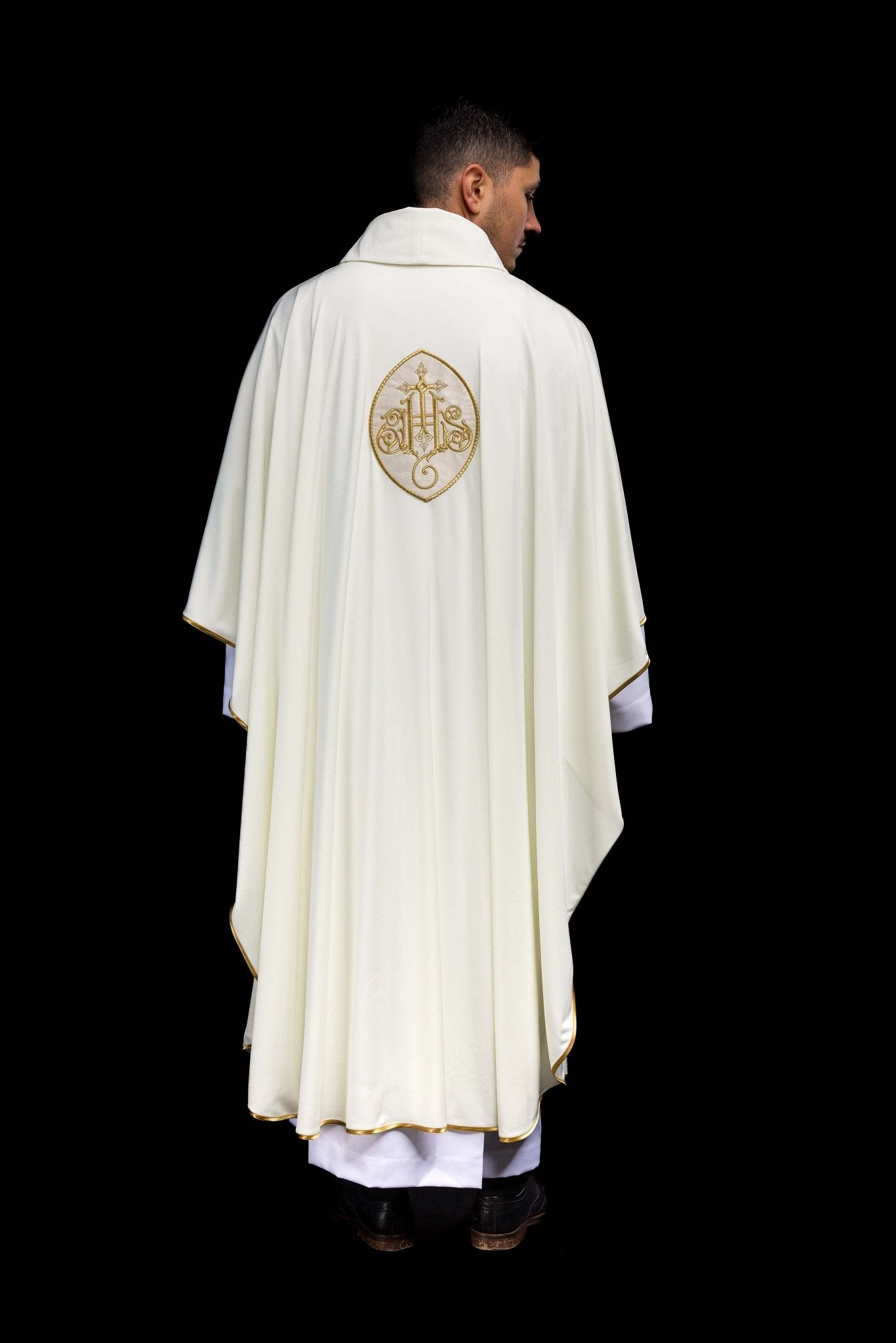 Casulla marfil con bordado IHS; tejido de punto KOR/388/05/78 - CASULLAS.ES