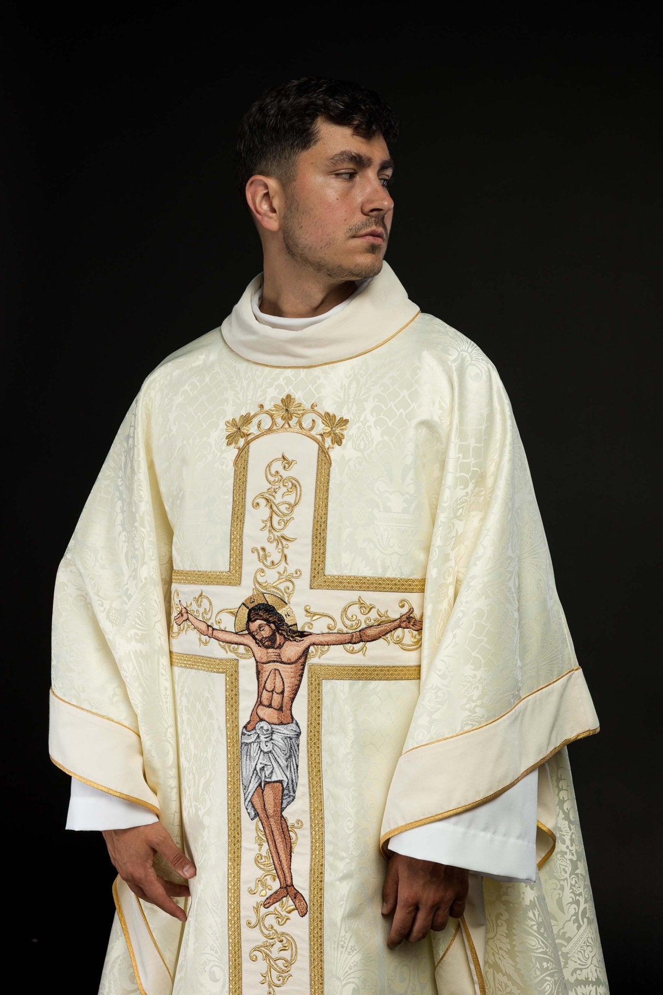 Casulla marfil con bordado Jesucristo, la tela decorativa KOR/190/05/83/PA ECRU - CASULLAS.ES