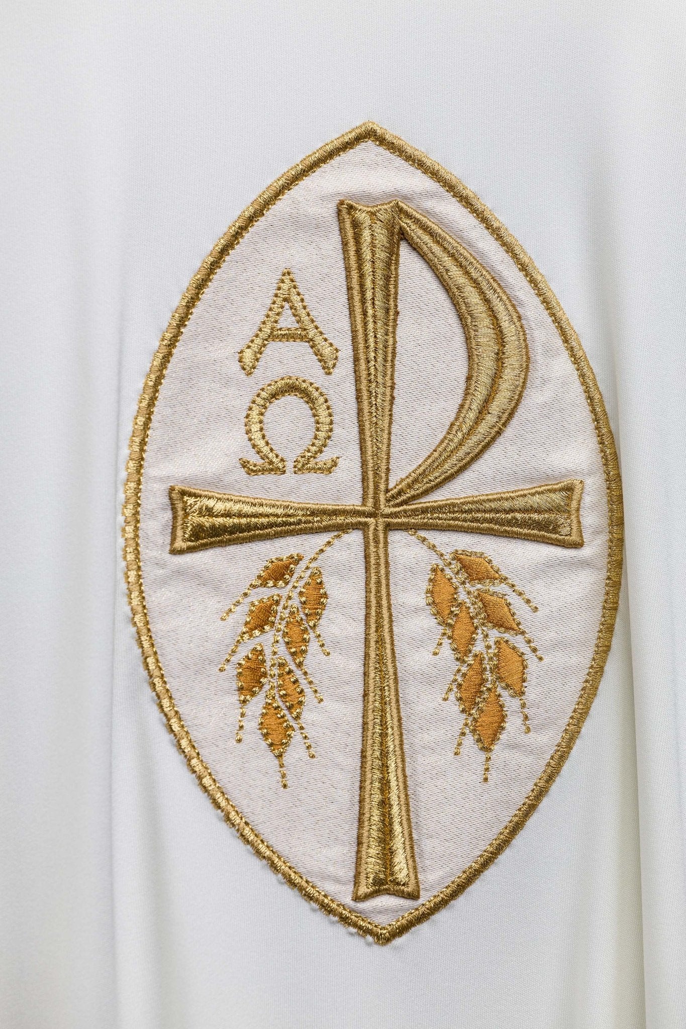 Casulla marfil con bordado PAX alfa y omega; tejido de punto KOR/387/05/78 - CASULLAS.ES
