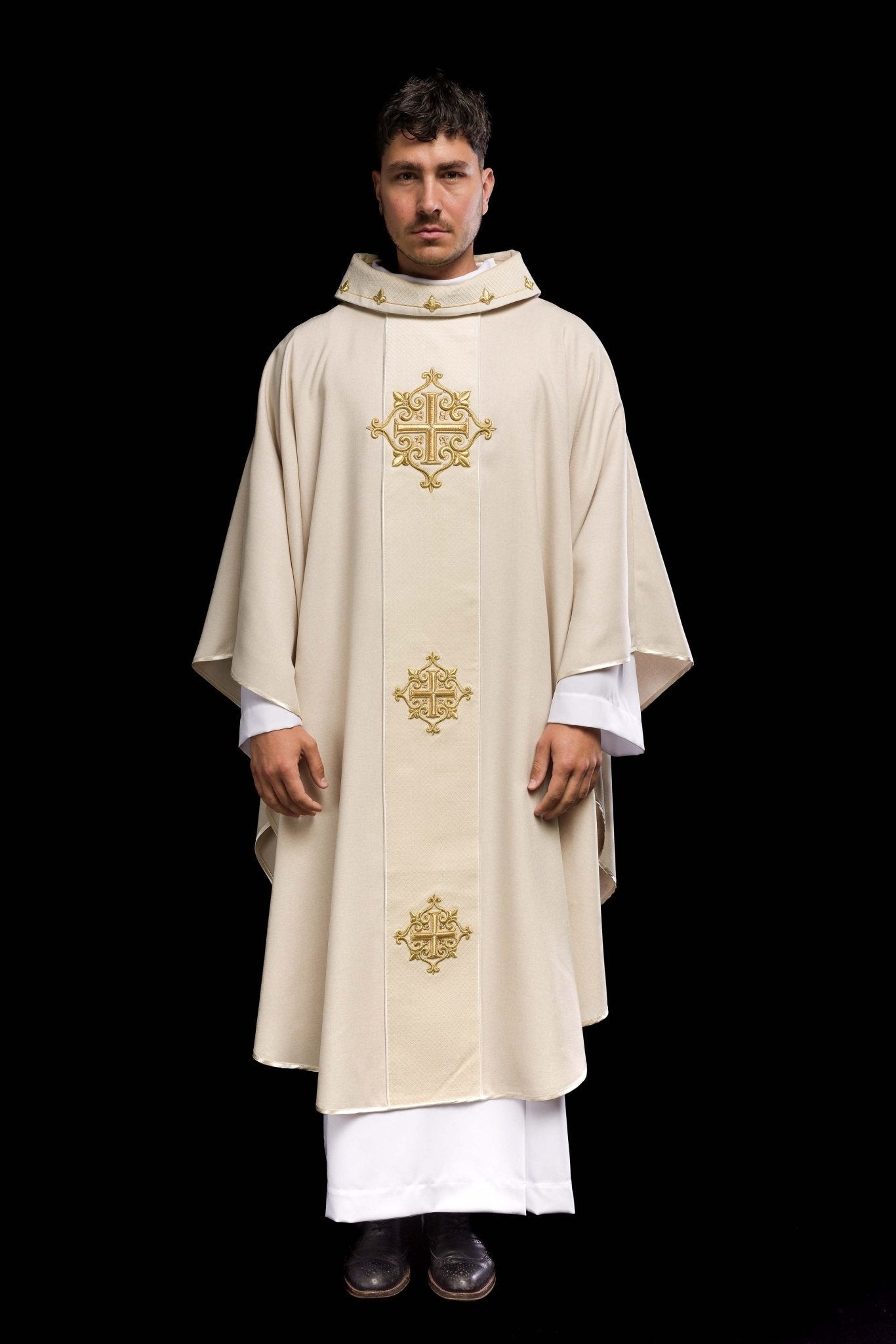 Casulla marfil con galón terciopelo ricamente bordado Cruces LE/7030/05 - CASULLAS.ES