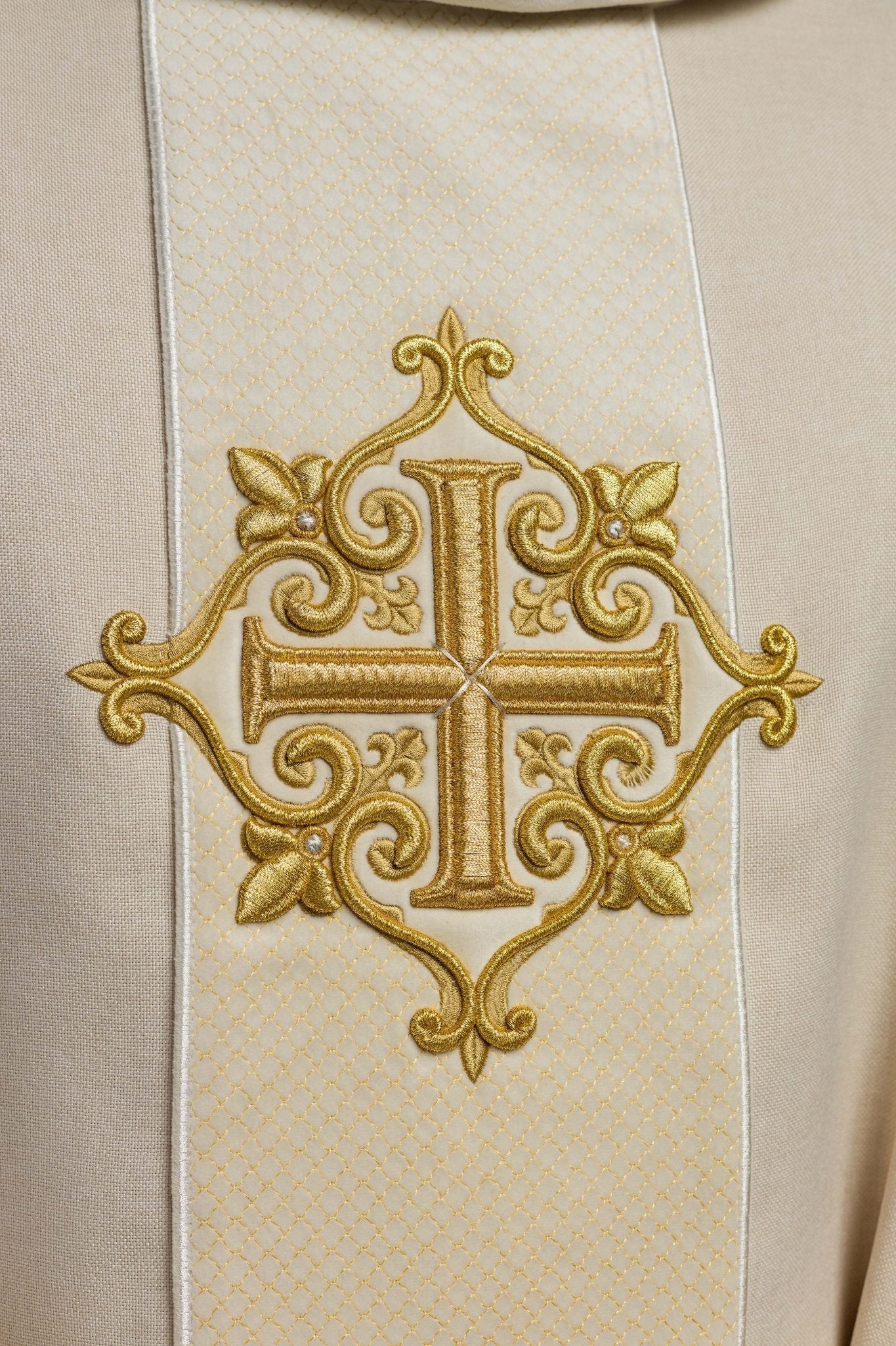 Casulla marfil con galón terciopelo ricamente bordado Cruces LE/7030/05 - CASULLAS.ES
