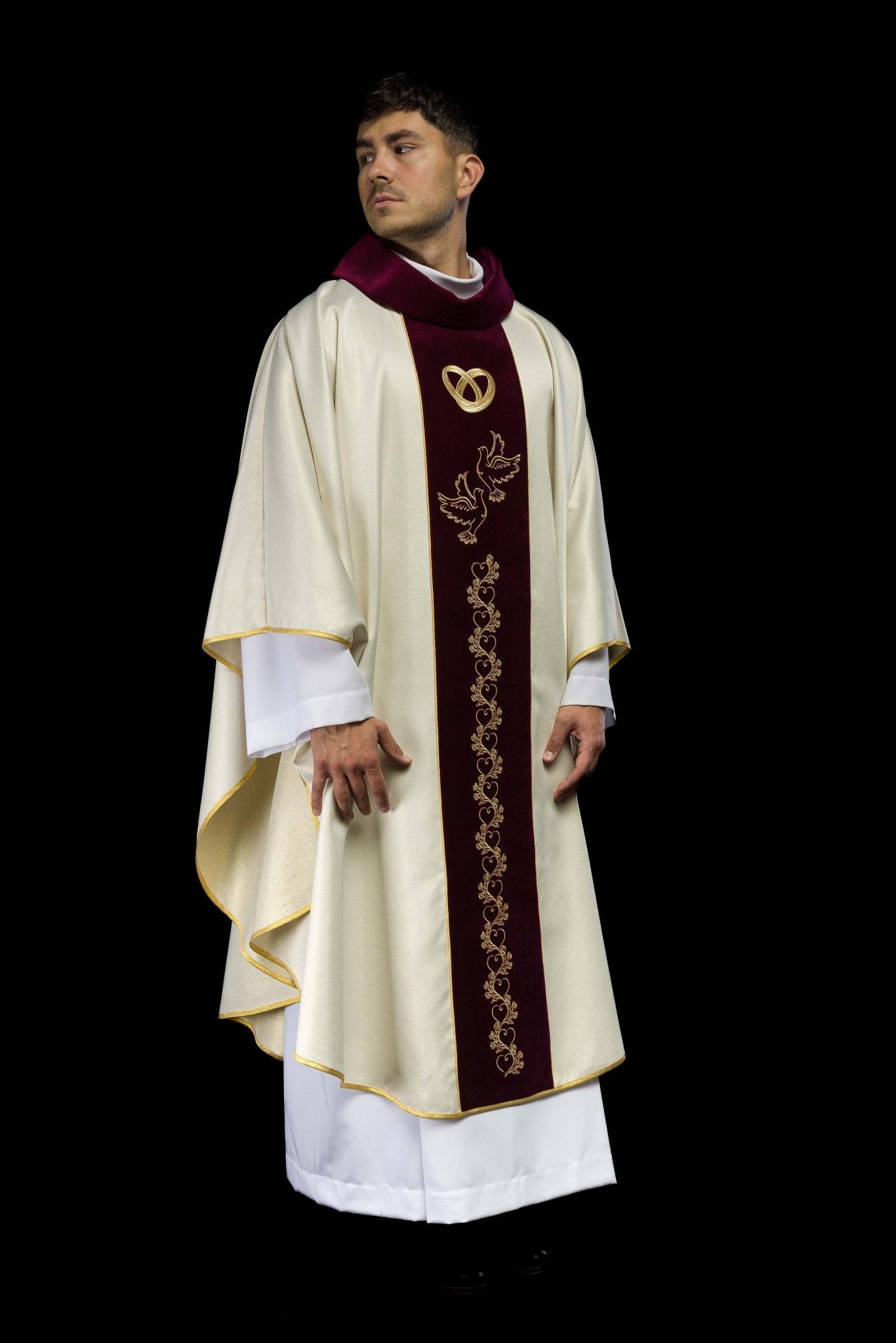 Casulla marfil de boda con galón rojo oscuro terciopelo KOR/283/05/54/PA ECRU - CASULLAS.ES