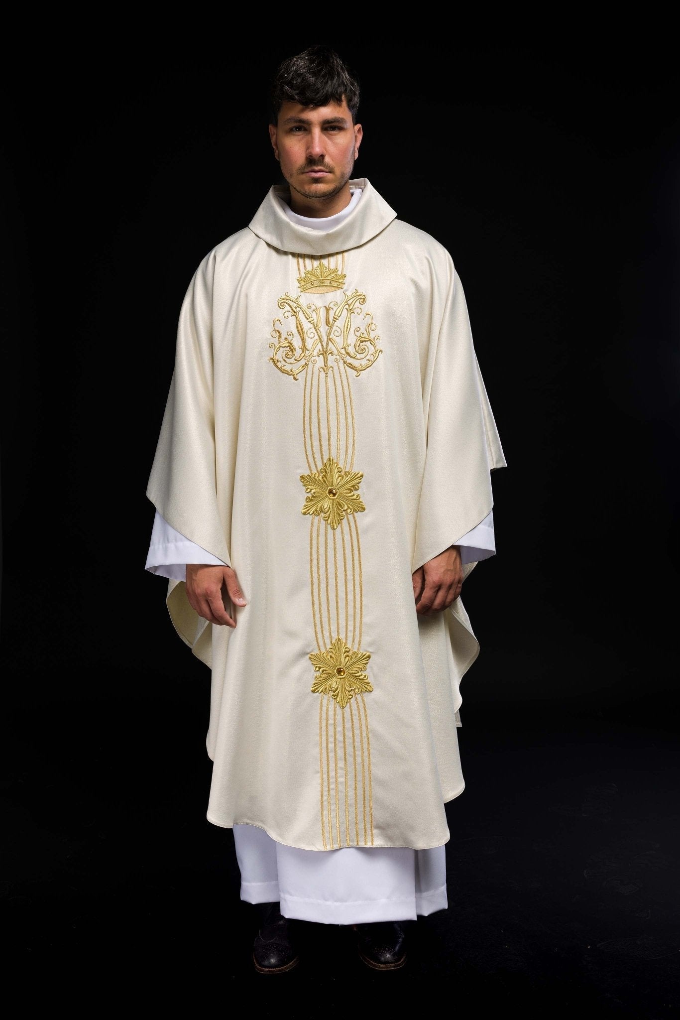 Casulla marfil Mariana ricamente bordada con piedras; tela brillante LE/7025/05 - CASULLAS.ES