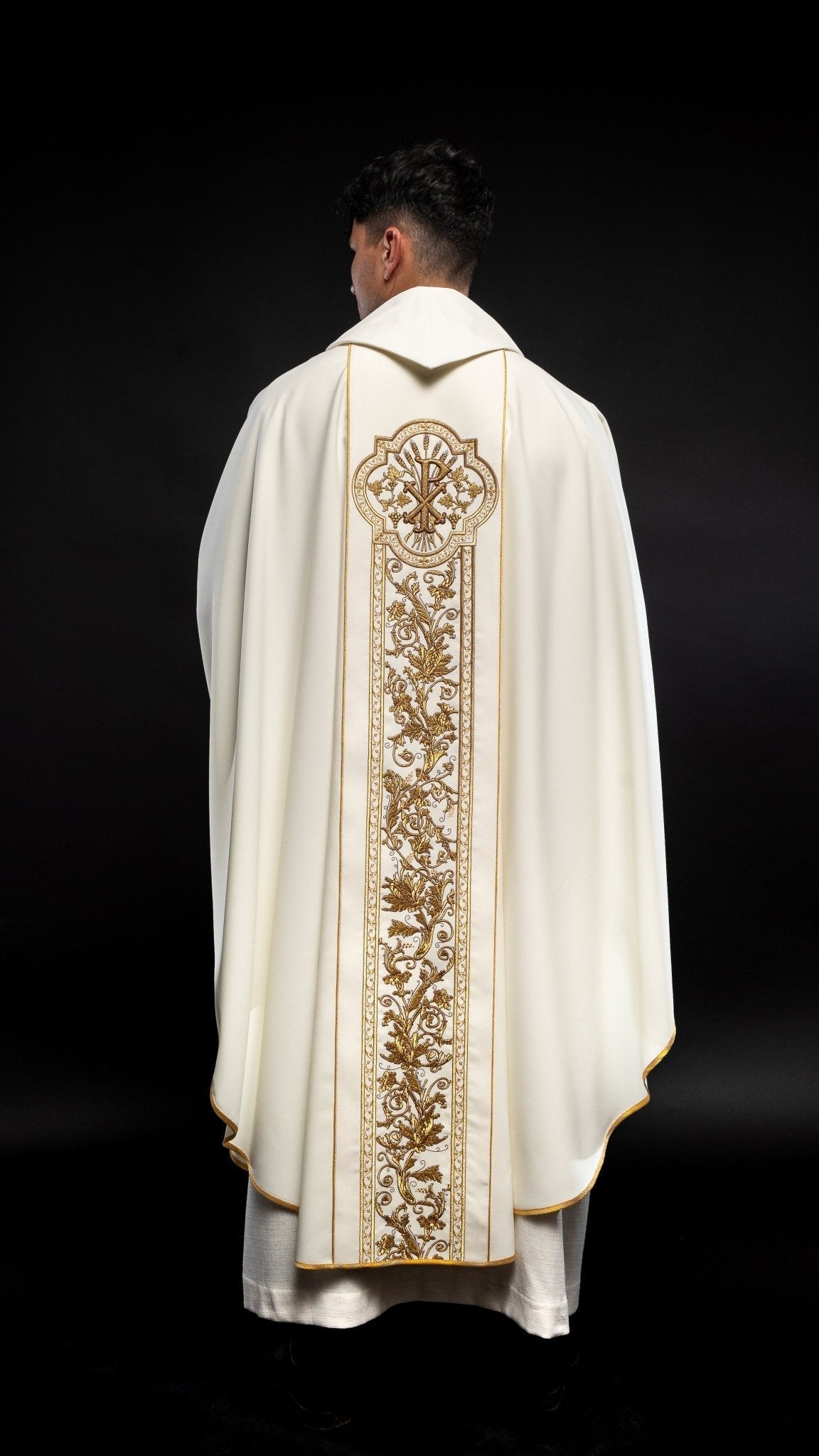 Casulla marfil ricamente bordada con Corazón de Jesús KOR/109/05/01 ECRU - CASULLAS.ES