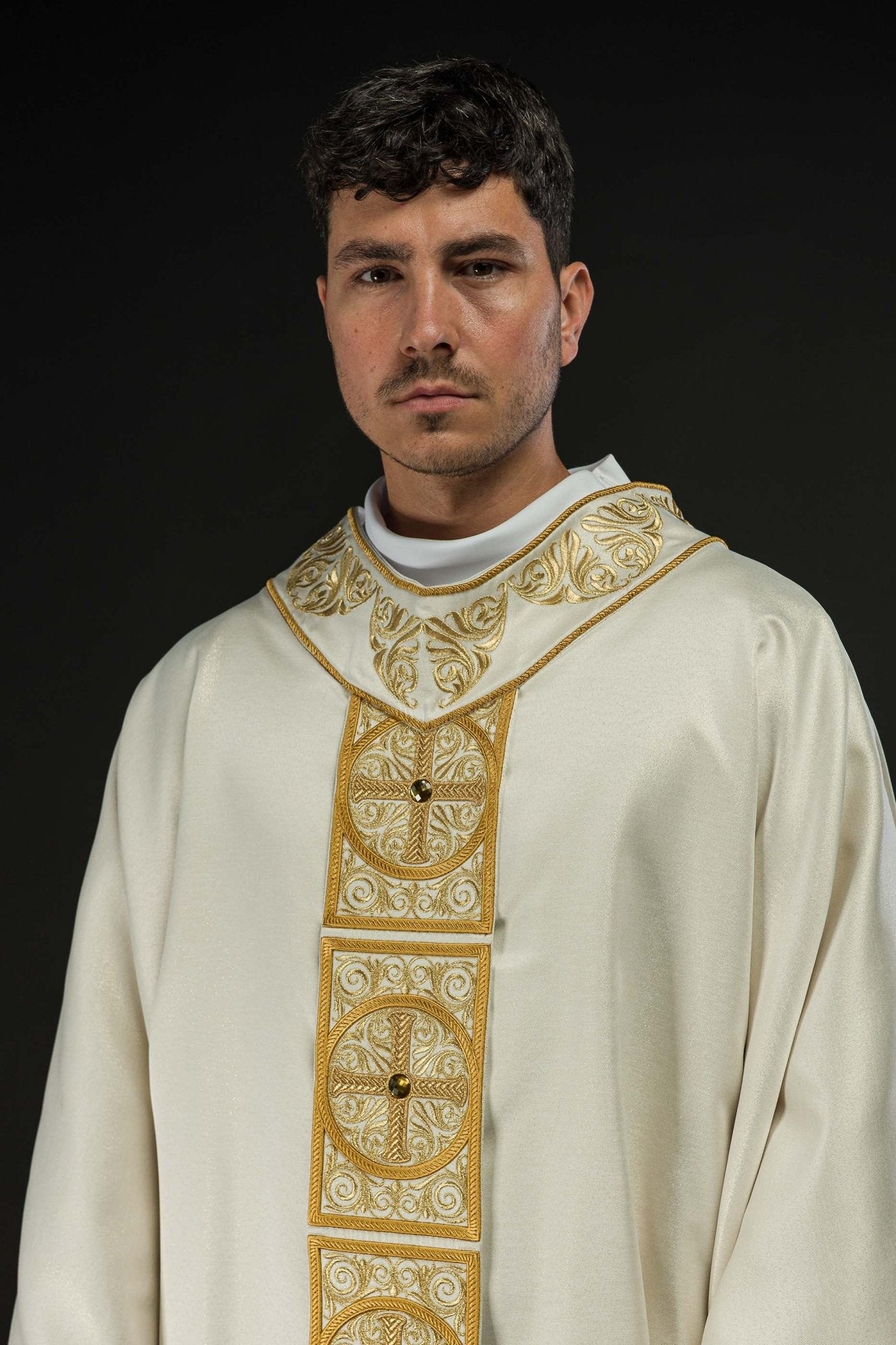 Casulla marfil ricamente bordada y decorada con piedras LE/7012/05 - CASULLAS.ES