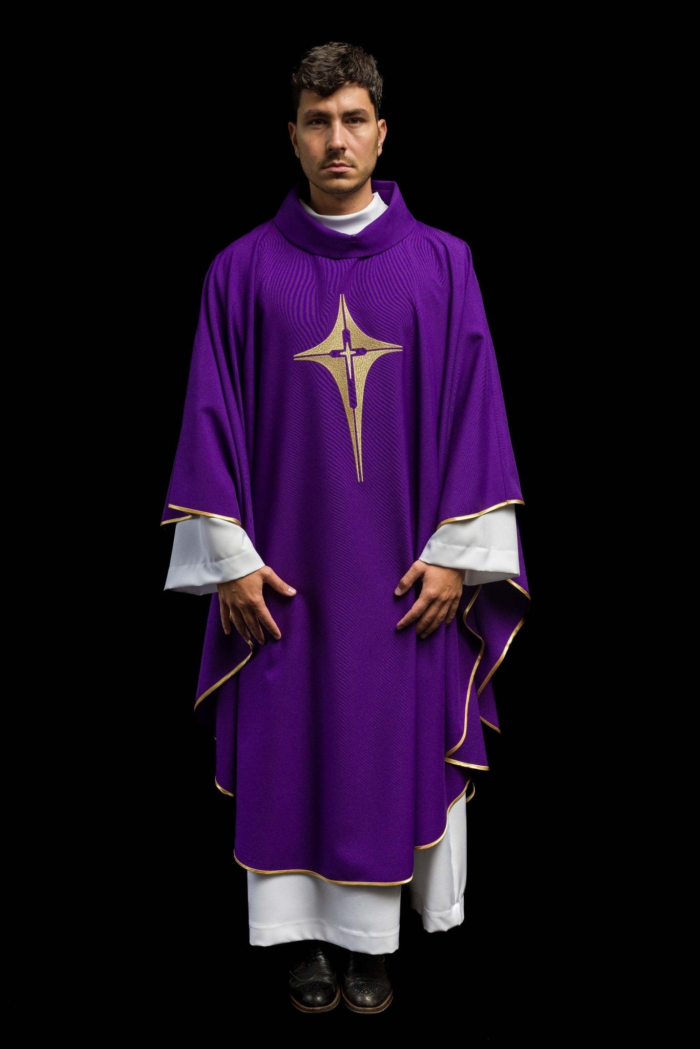 Casulla morada con bordado dorado Cruz KOR/002/03/12 FIOLET - CASULLAS.ES