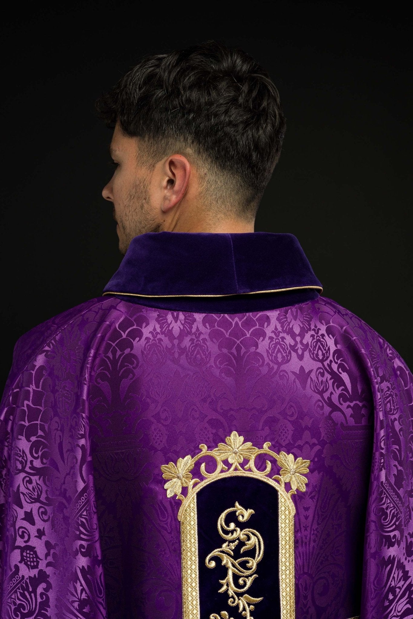 Casulla morada con bordado Jesucristo, la tela decorativa KOR/190/03/83/PA FIOLET - CASULLAS.ES