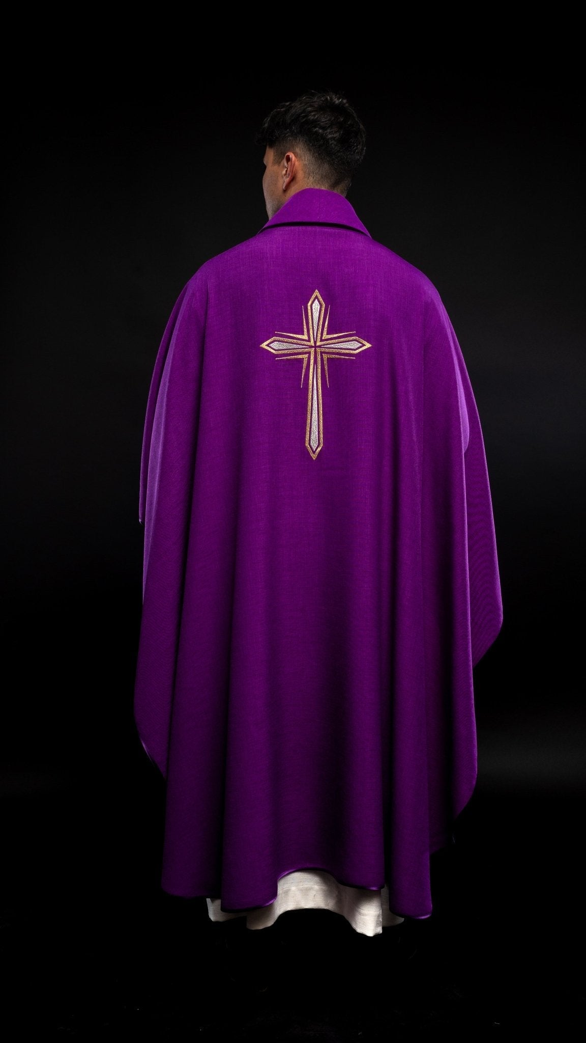 Casulla morada con bordado Velas de Adviento KOR/254/03/03 FIOLET - CASULLAS.ES