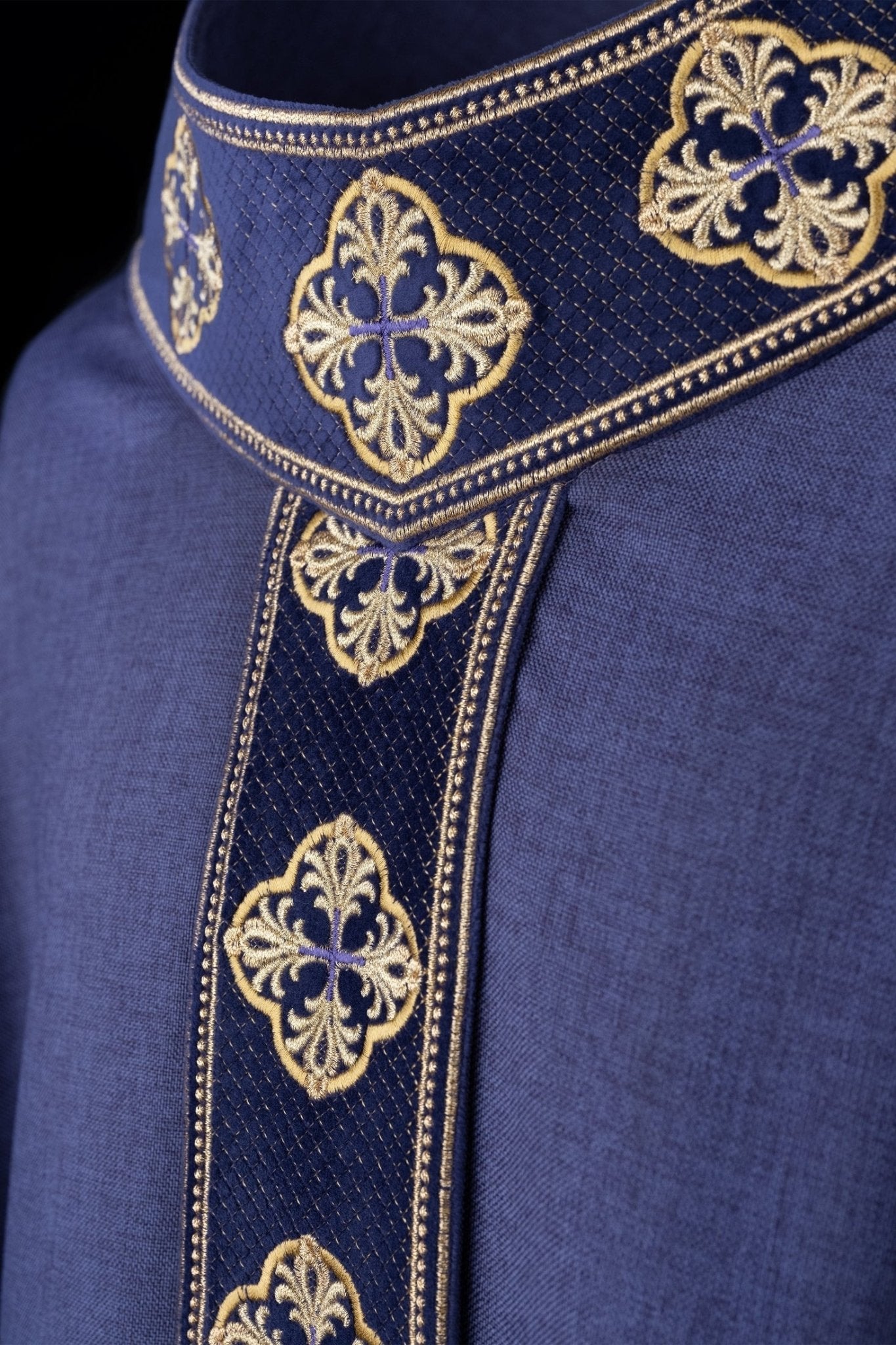 Casulla morada con cinturón bordado con cruces y cuello S - 7069 - 03 - 70 - CASULLAS.ES