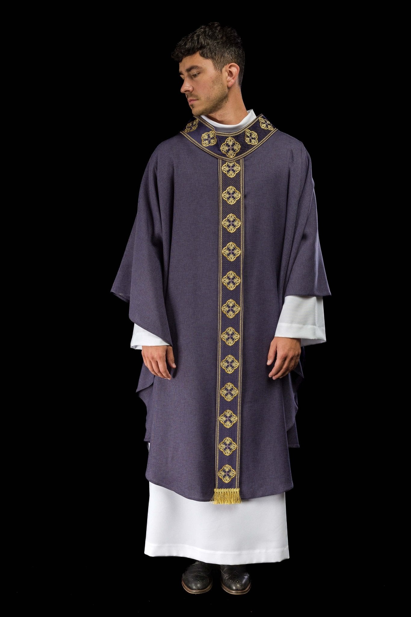 Casulla morada con cinturón bordado con cruces y cuello S-7069-03-70 - CASULLAS.ES