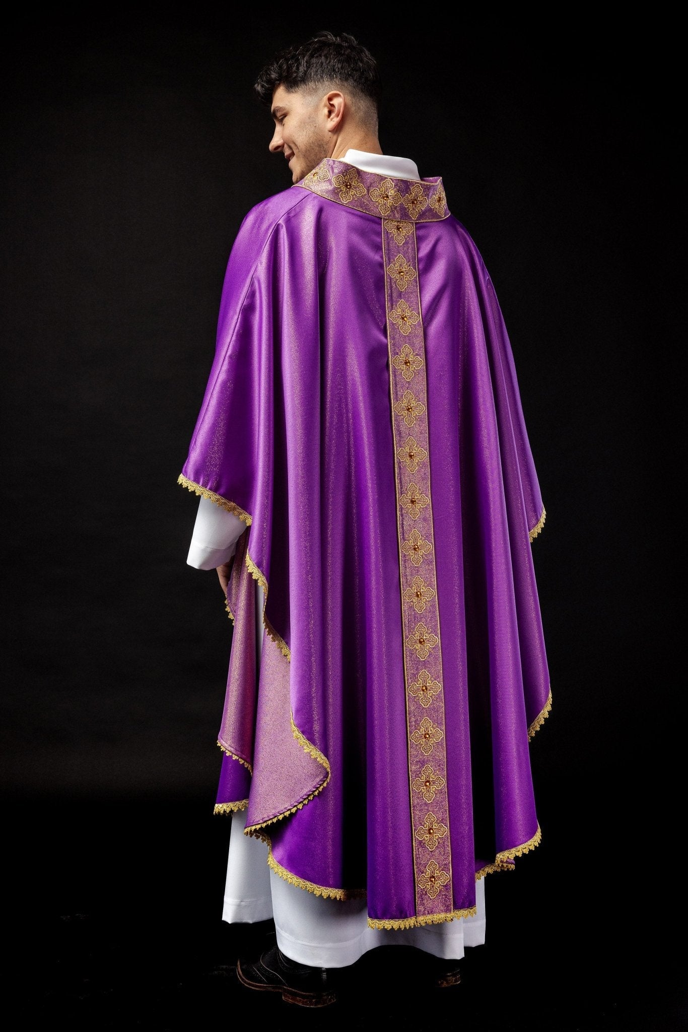 Casulla morada con cinturón bordado y cuello decorado con piedras S - 7056 - 03 - 54 - CASULLAS.ES