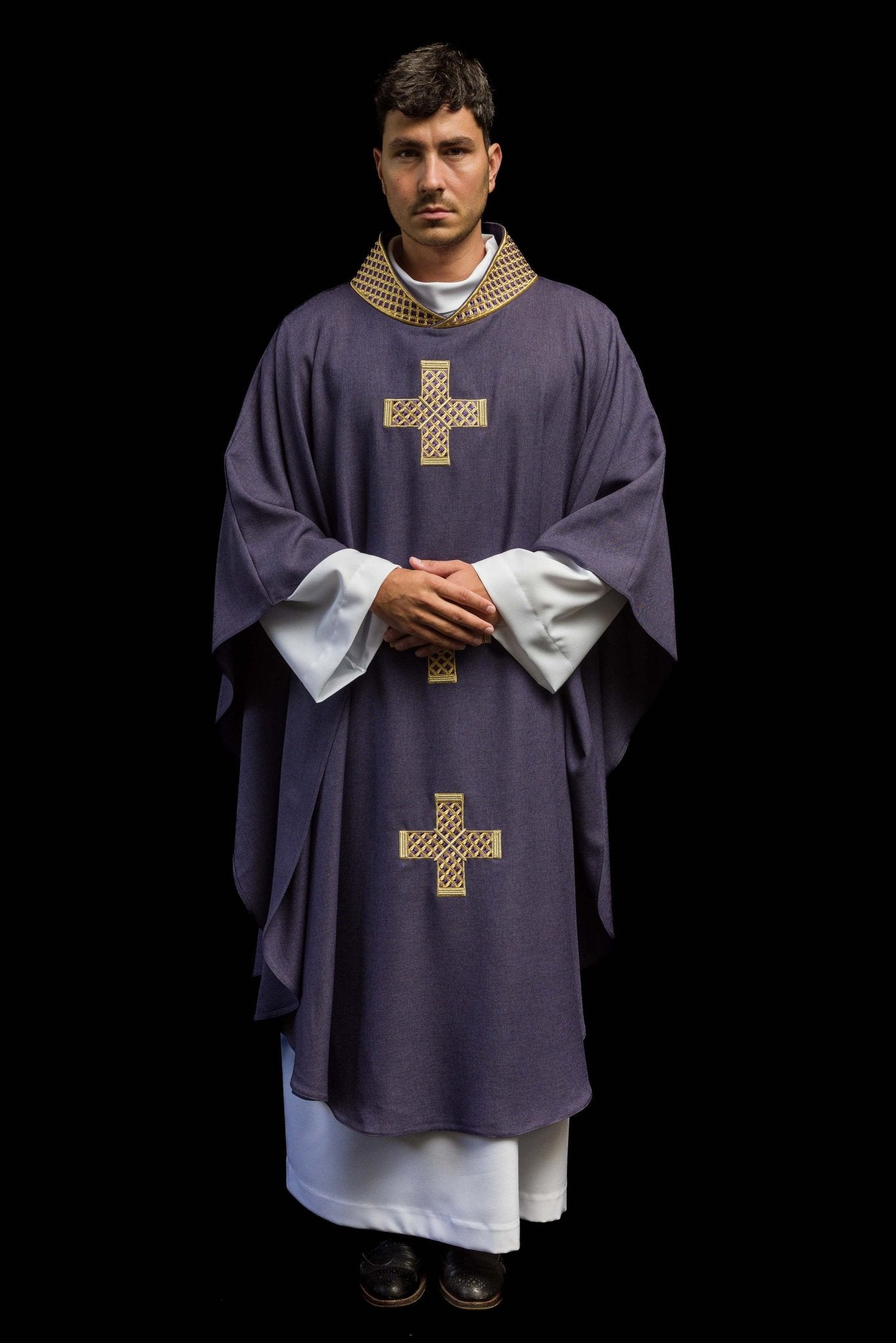 Casulla morada con cruces bordadas y cuello S-7070-03-70 - CASULLAS.ES