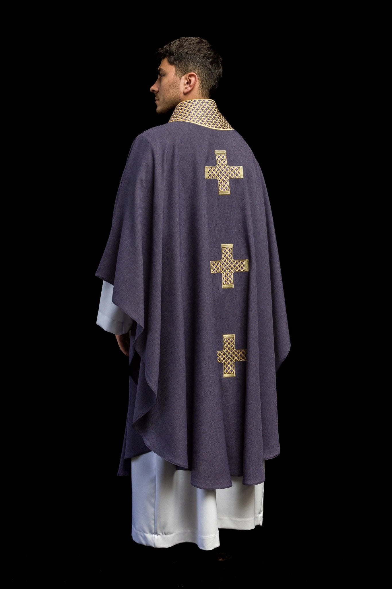 Casulla morada con cruces bordadas y cuello S-7070-03-70 - CASULLAS.ES