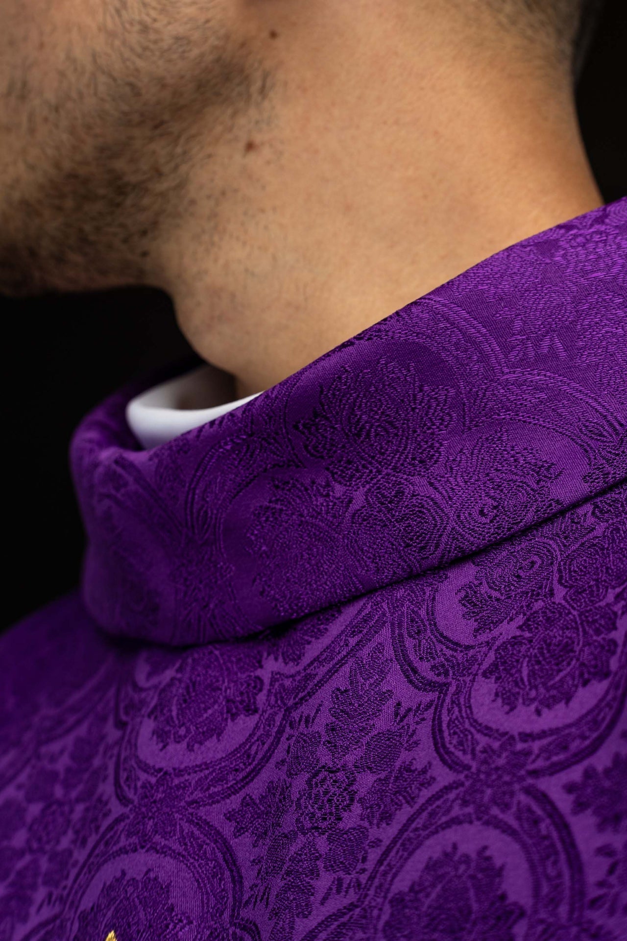 Casulla morada con cruz confeccionada en tejido jacquard KOR/403/03/11 - CASULLAS.ES
