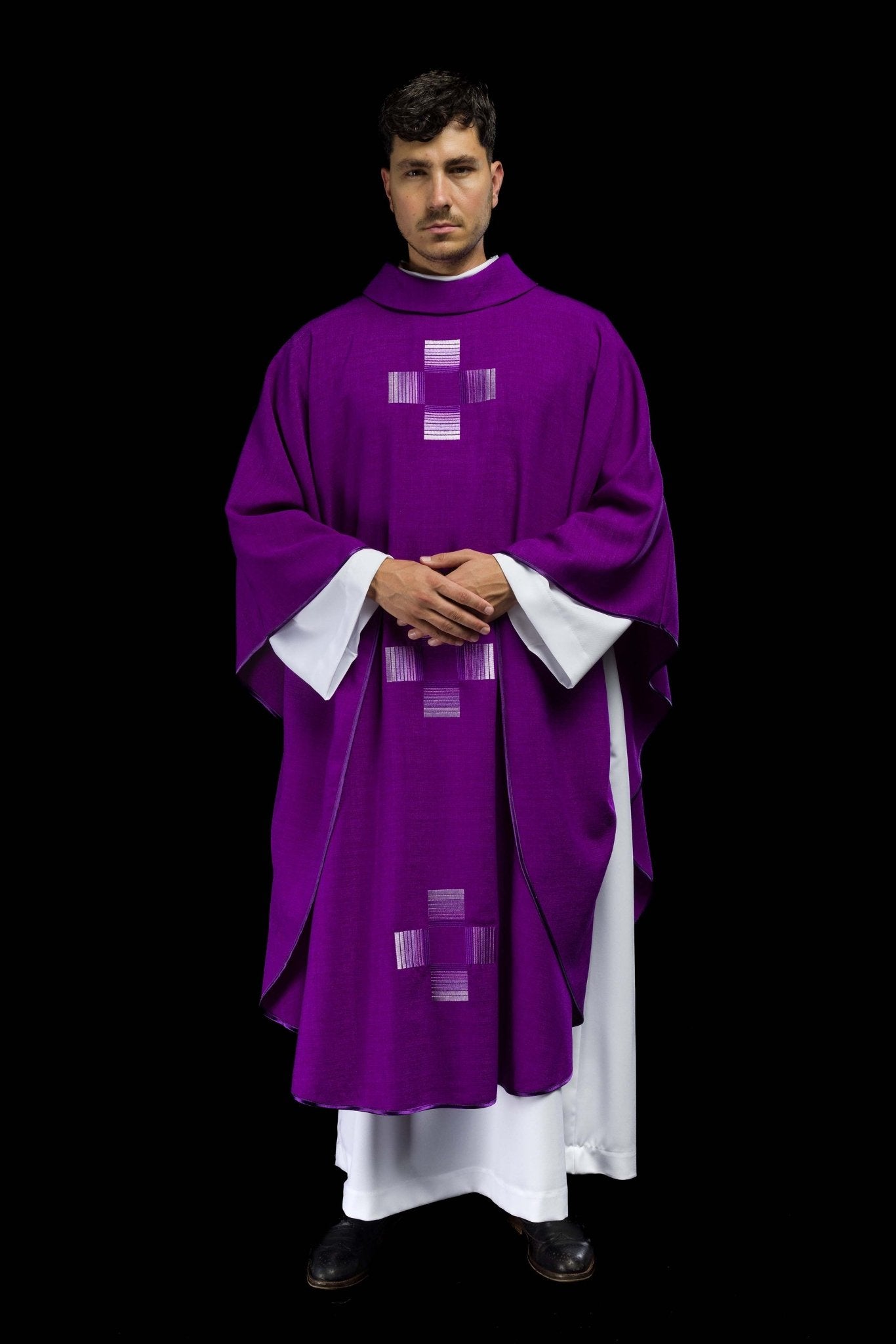 Casulla púrpura con cruces bordadas HA7033-03 FIOLET - CASULLAS.ES