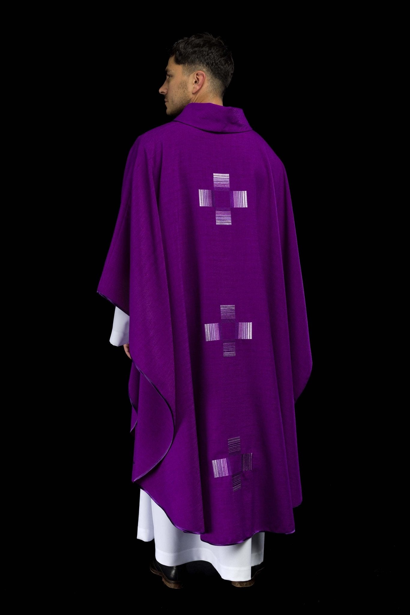 Casulla púrpura con cruces bordadas HA7033-03 FIOLET - CASULLAS.ES