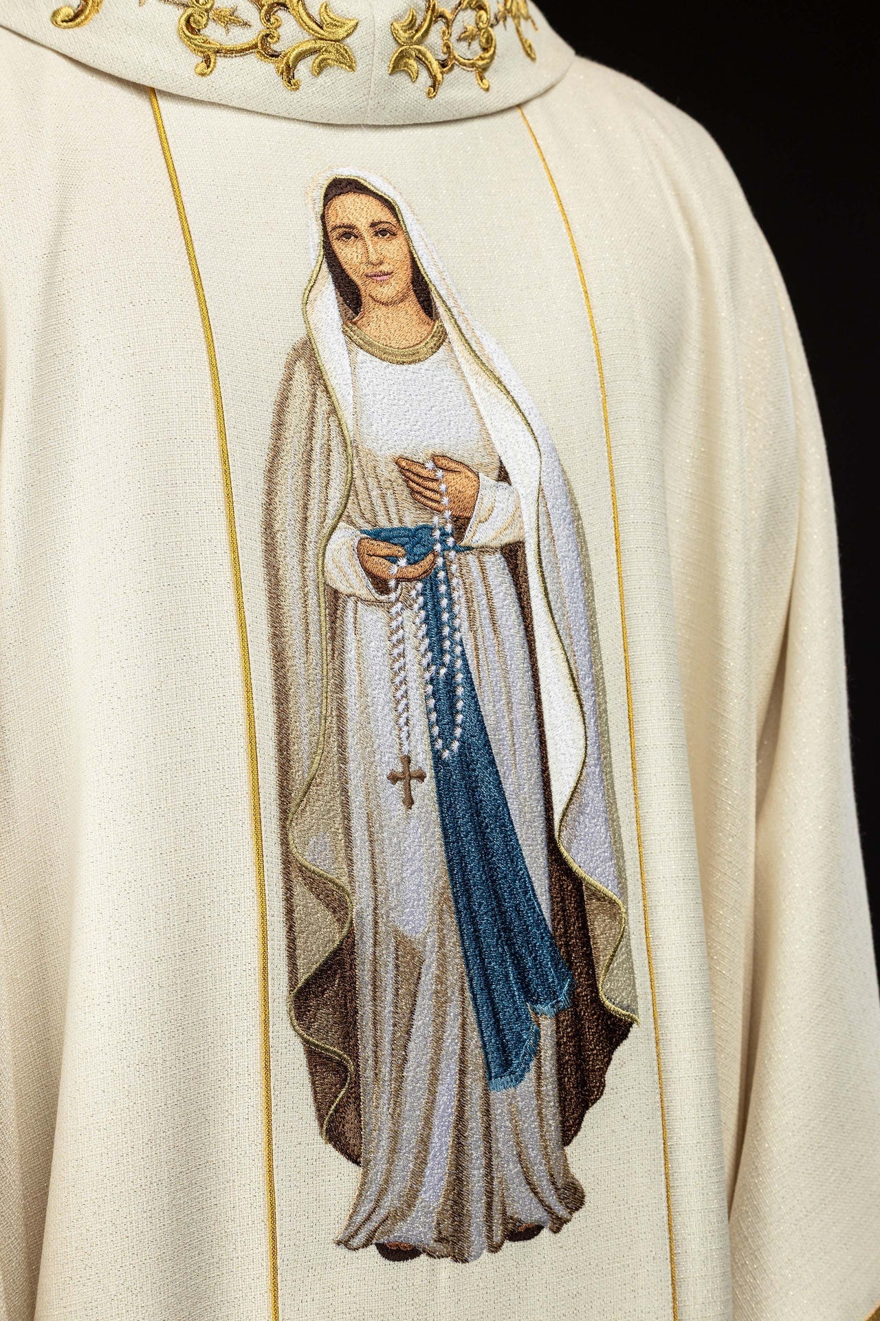 Casulla ricamente bordada con la imagen de Nuestra Señora del Rosario KOW2/045/05/71 - CASULLAS.ES