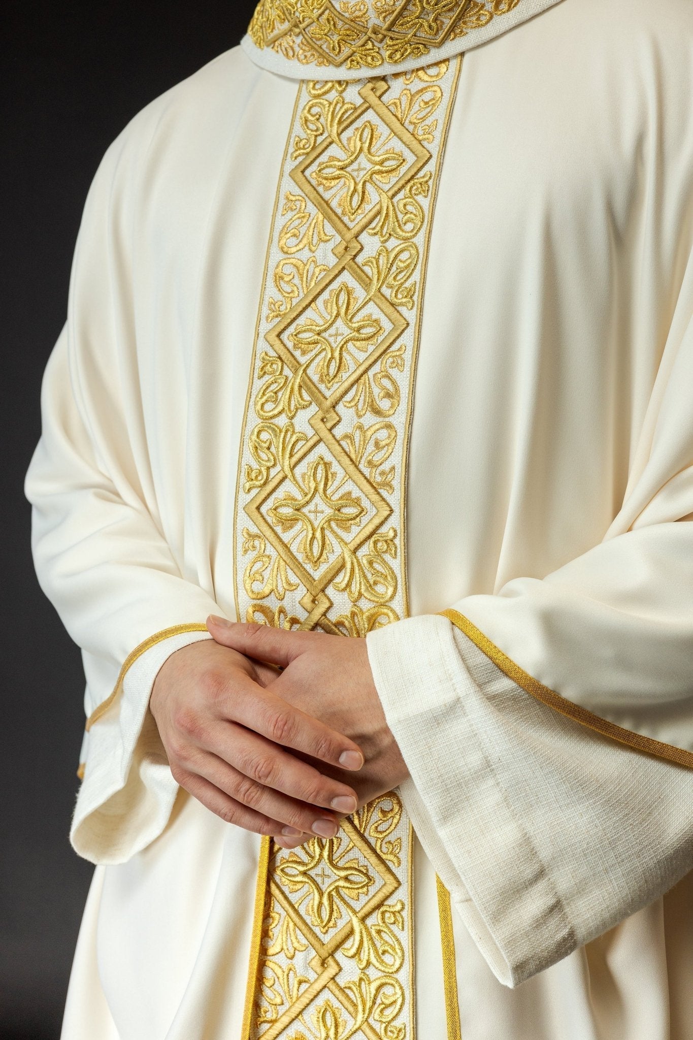 Casulla ricamente bordada con motivos florales y cruces Crudo LE/7027/05 - CASULLAS.ES