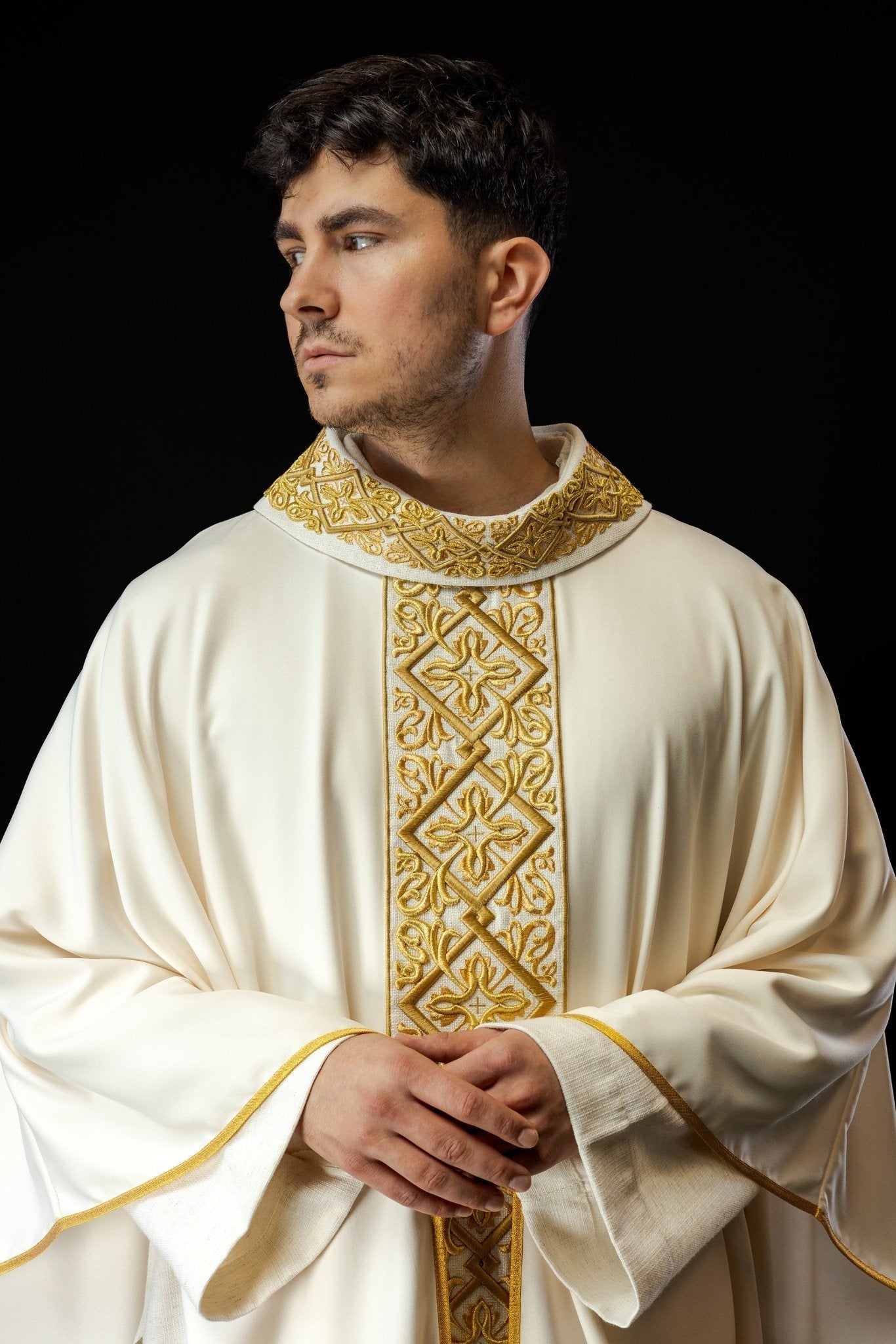 Casulla ricamente bordada con motivos florales y cruces Crudo LE/7027/05 - CASULLAS.ES
