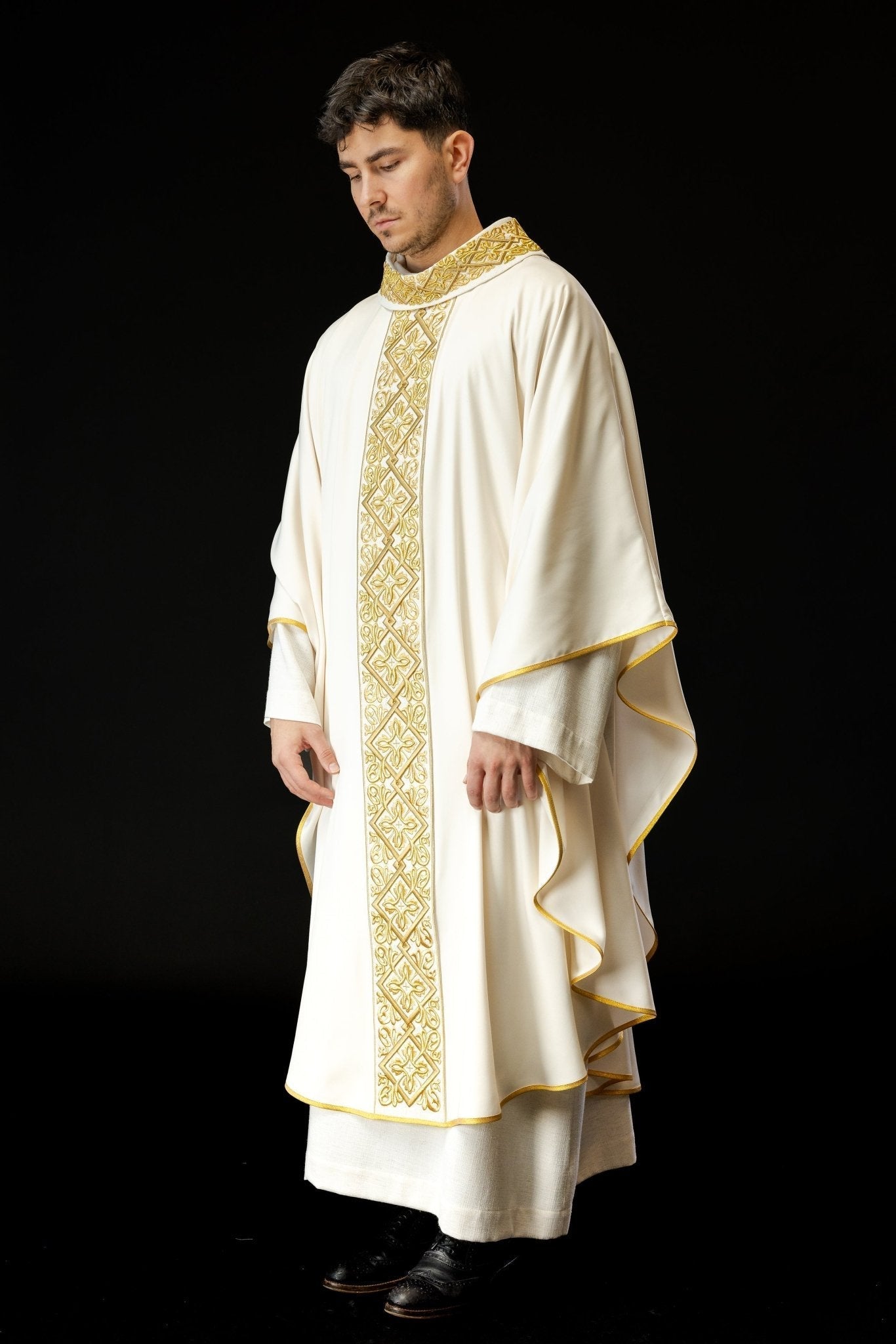 Casulla ricamente bordada con motivos florales y cruces Crudo LE/7027/05 - CASULLAS.ES