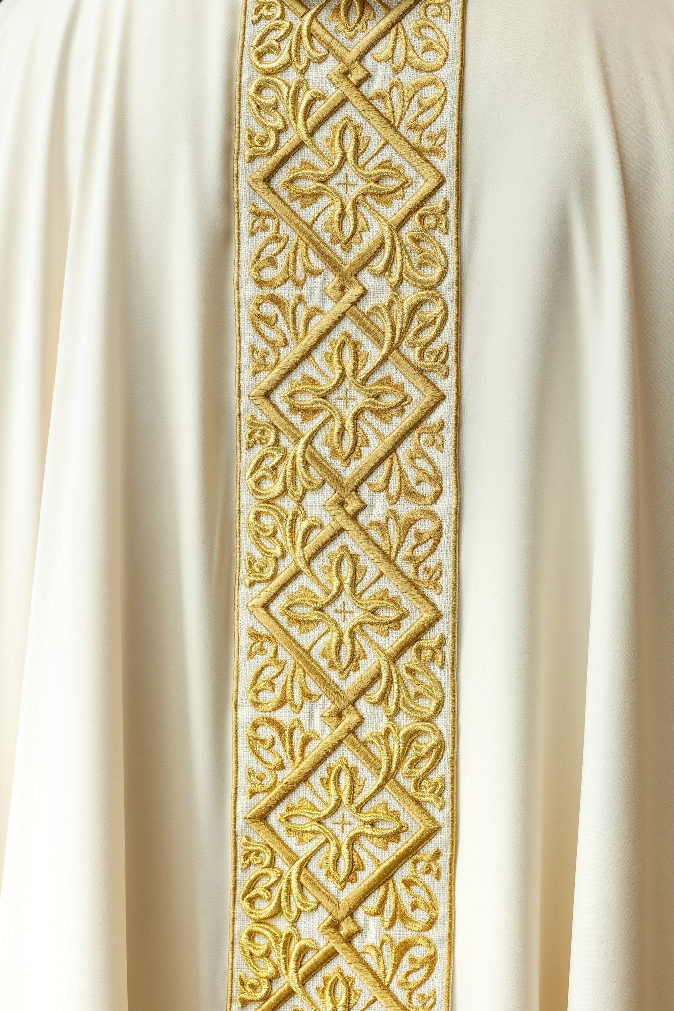Casulla ricamente bordada con motivos florales y cruces Crudo LE/7027/05 - CASULLAS.ES