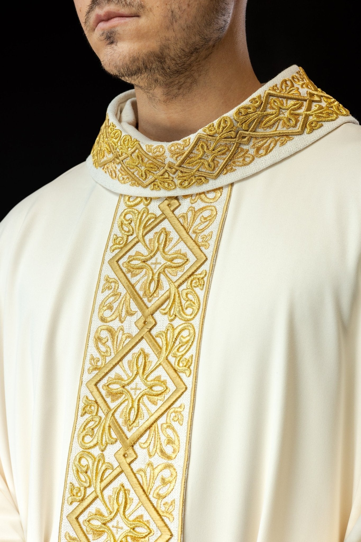 Casulla ricamente bordada con motivos florales y cruces Crudo LE/7027/05 - CASULLAS.ES