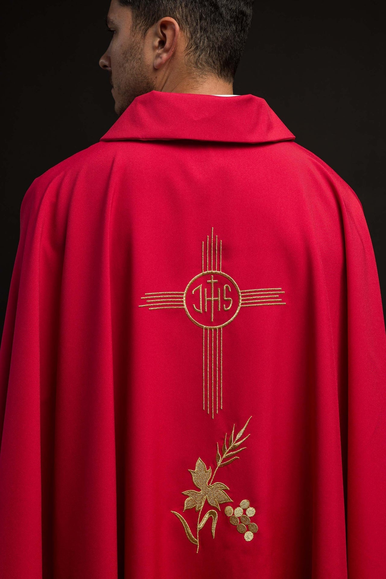 Casulla roja bordada con amplio cuello y motivo IHS KOR/003/02/12/KARO CZERWONY - CASULLAS.ES