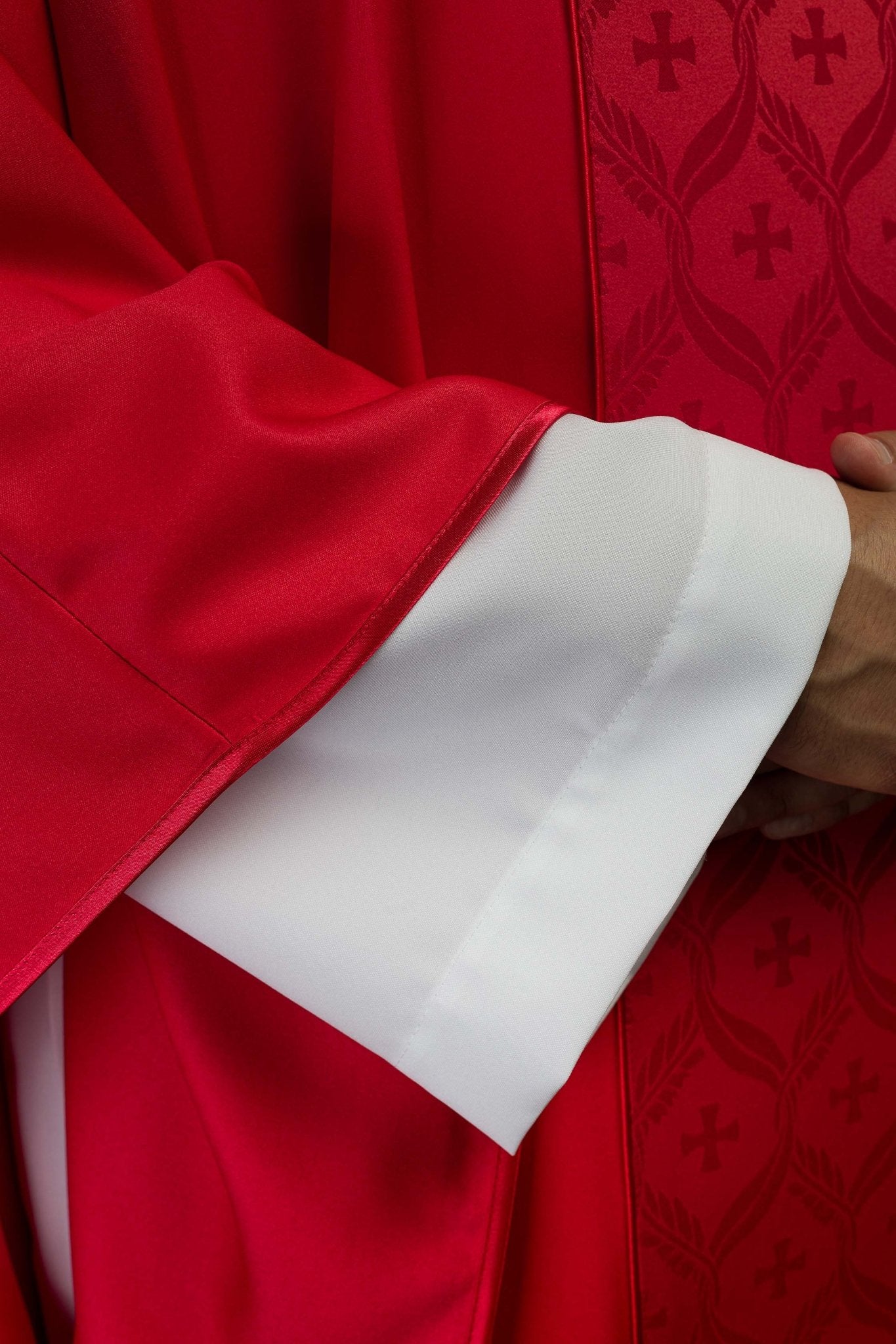Casulla roja con banda jacquard decorada con cruces KOR/402/02/53 - CASULLAS.ES