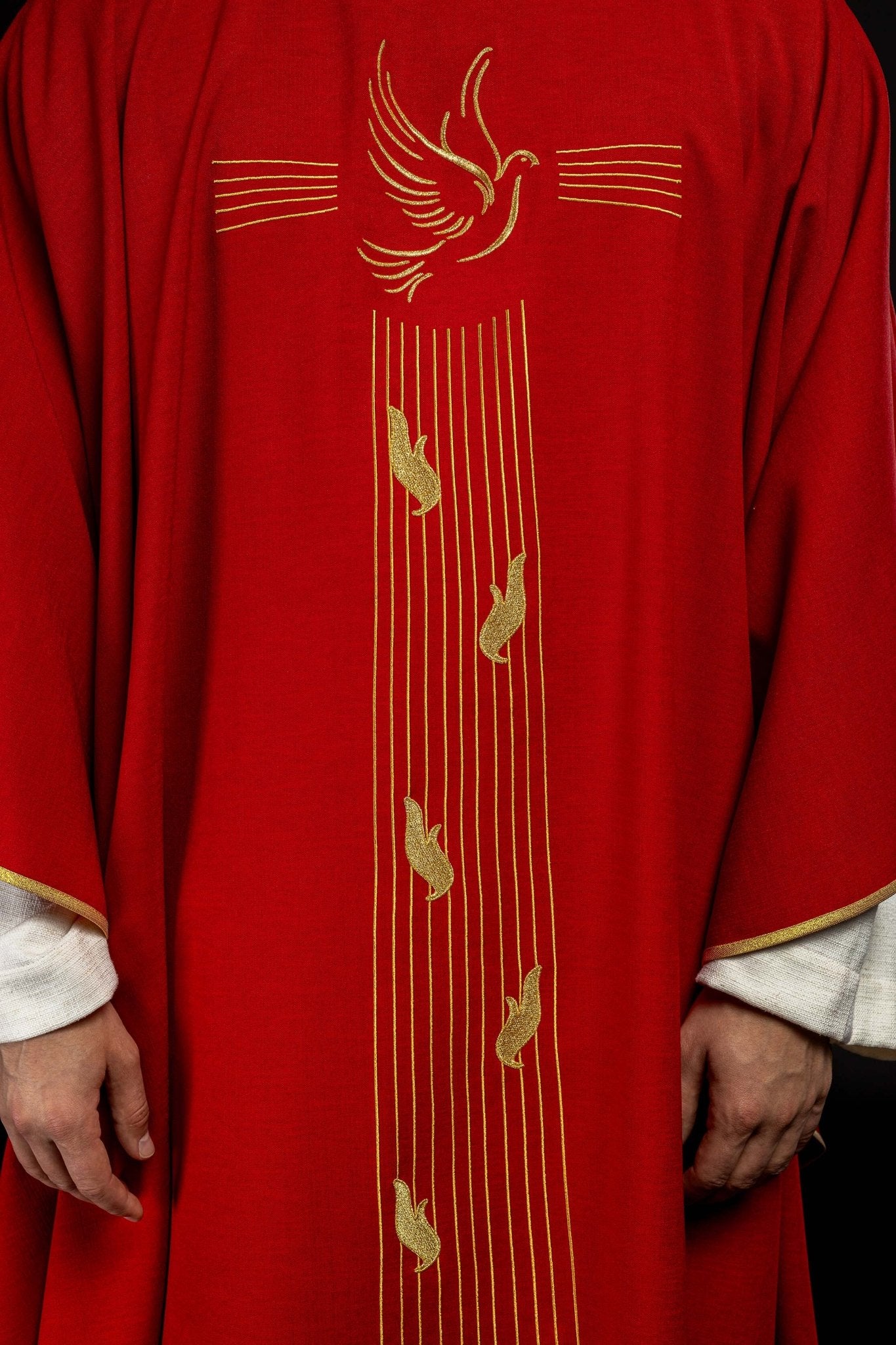 Casulla roja con bordado del Espíritu Santo KOR/218/02/62 CZERWONY - CASULLAS.ES