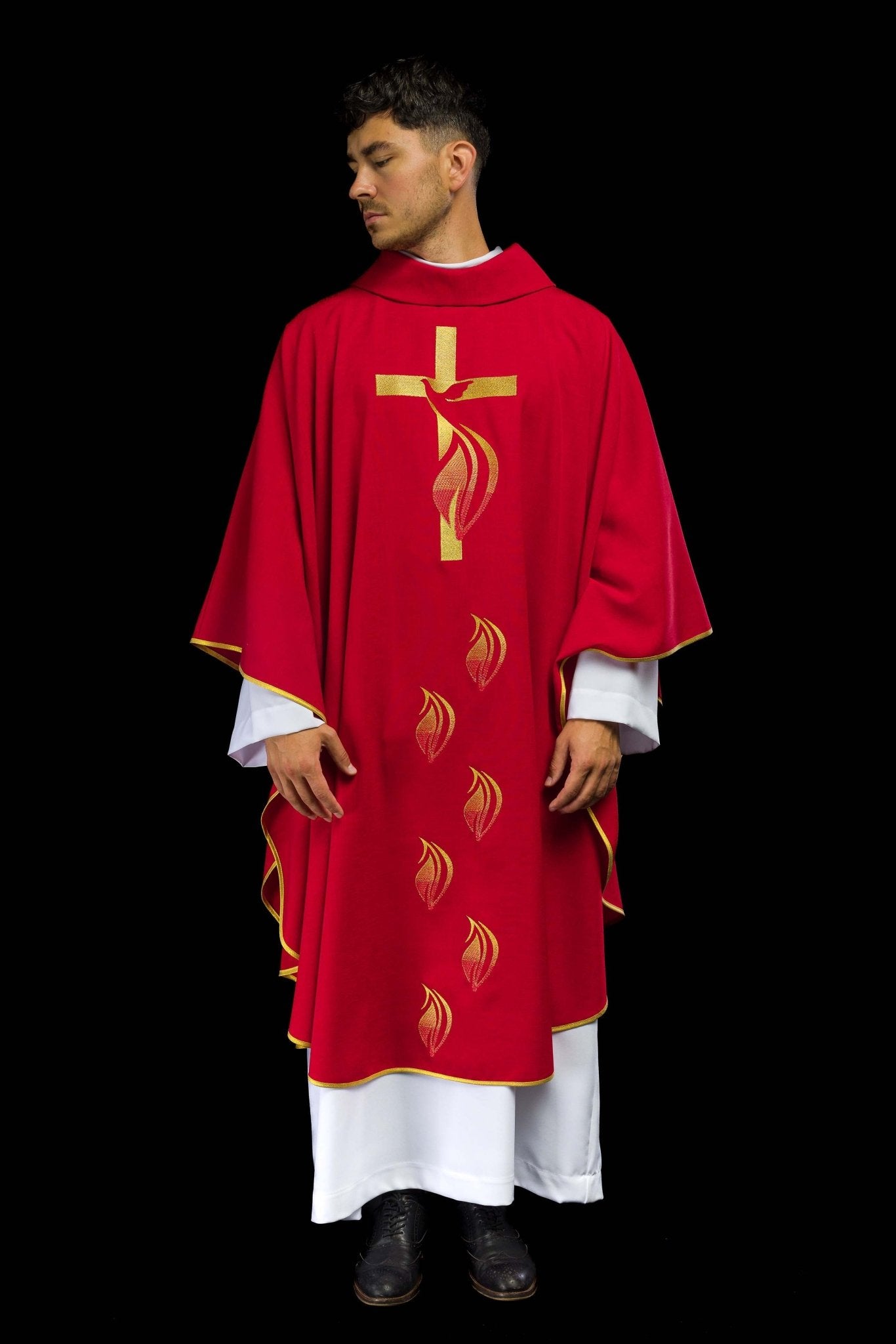 Casulla roja con bordado del Espíritu Santo KOR/216/02/62 CZERWONY - CASULLAS.ES