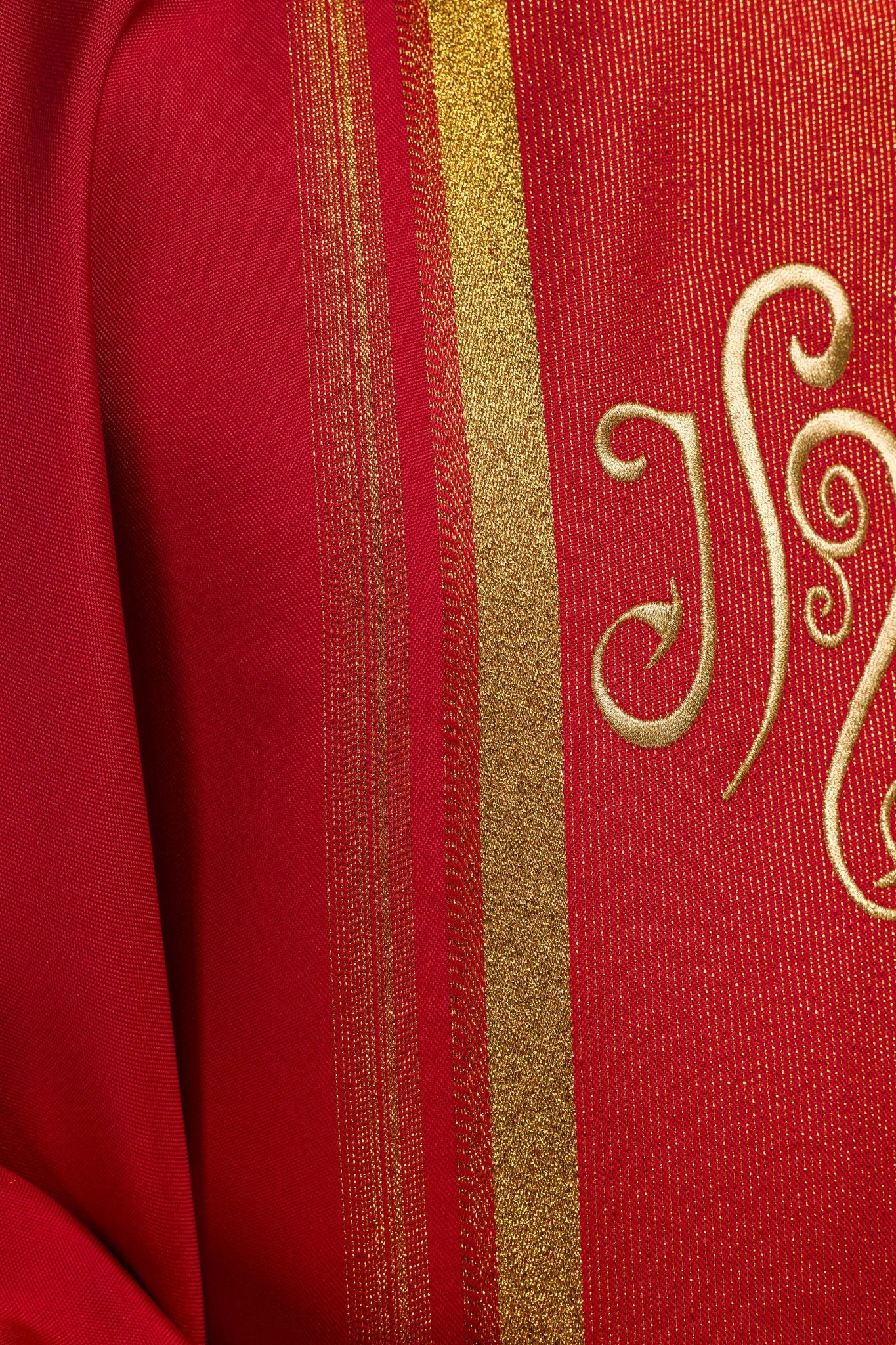 Casulla roja con bordado IHS y rayas dorada KOR/183/02/27 CZERWONY - CASULLAS.ES